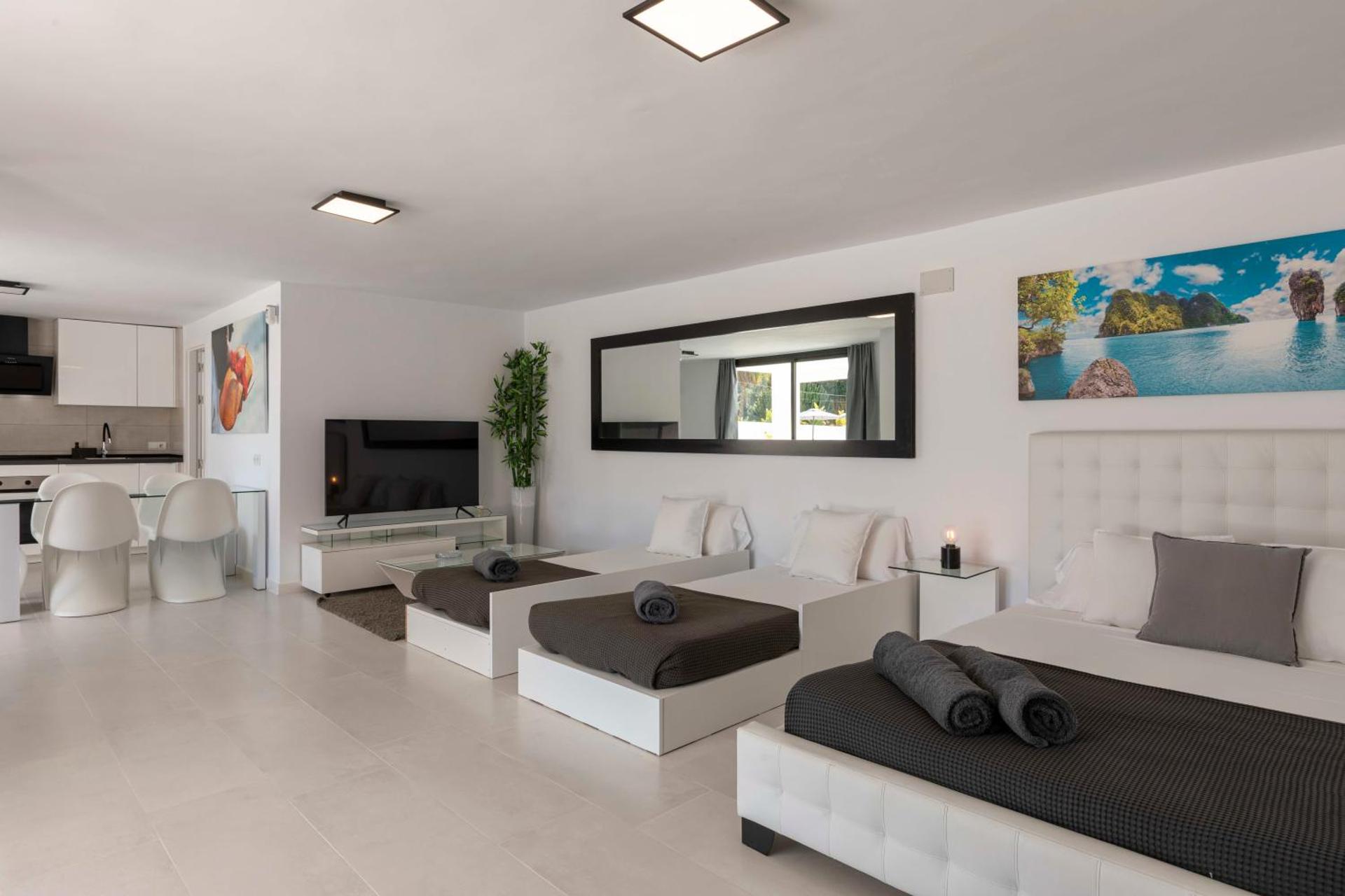 Luxe Minimalistic Large Villa Near Airport & Bossa Beach