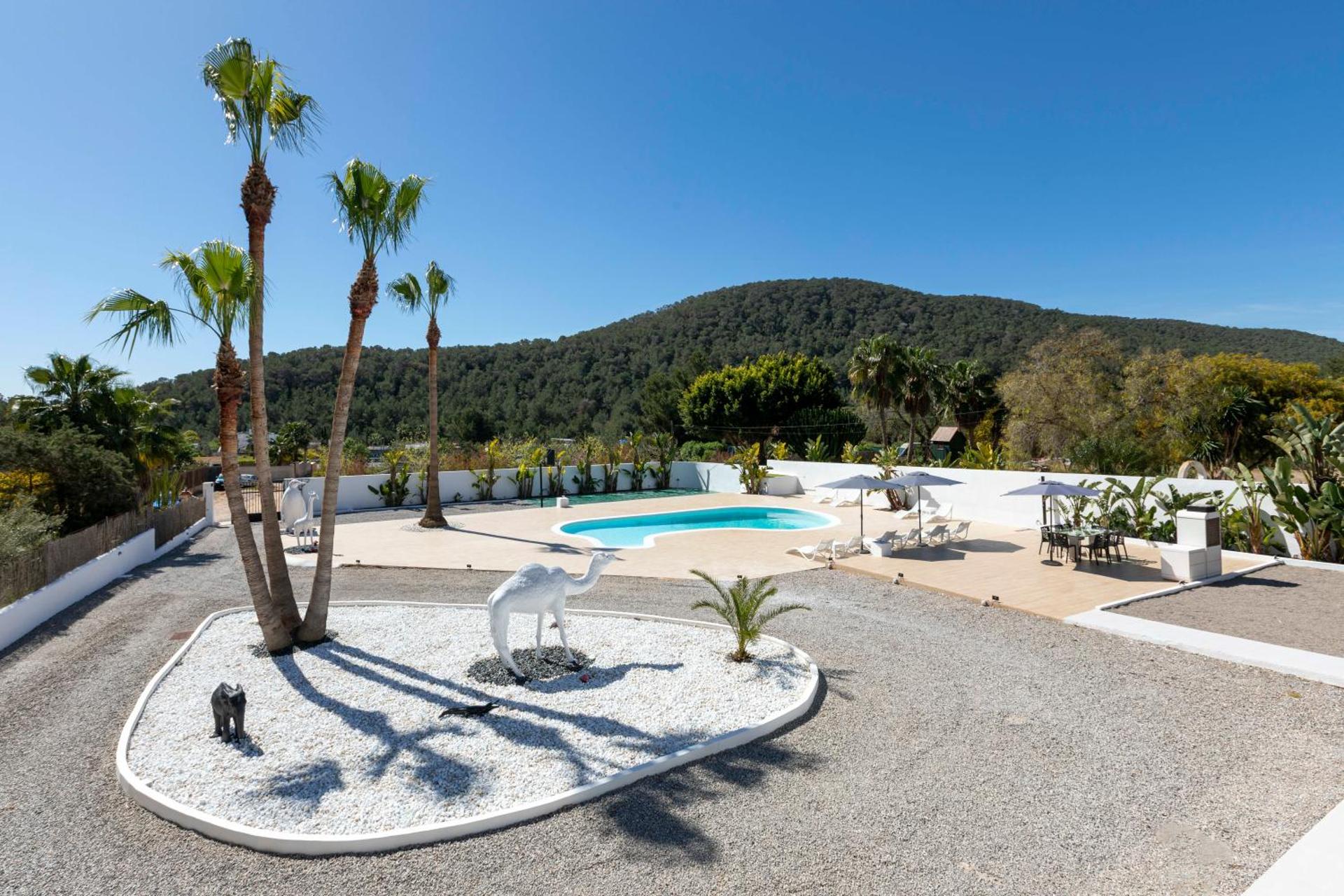 Luxe Minimalistic Large Villa Near Airport & Bossa Beach