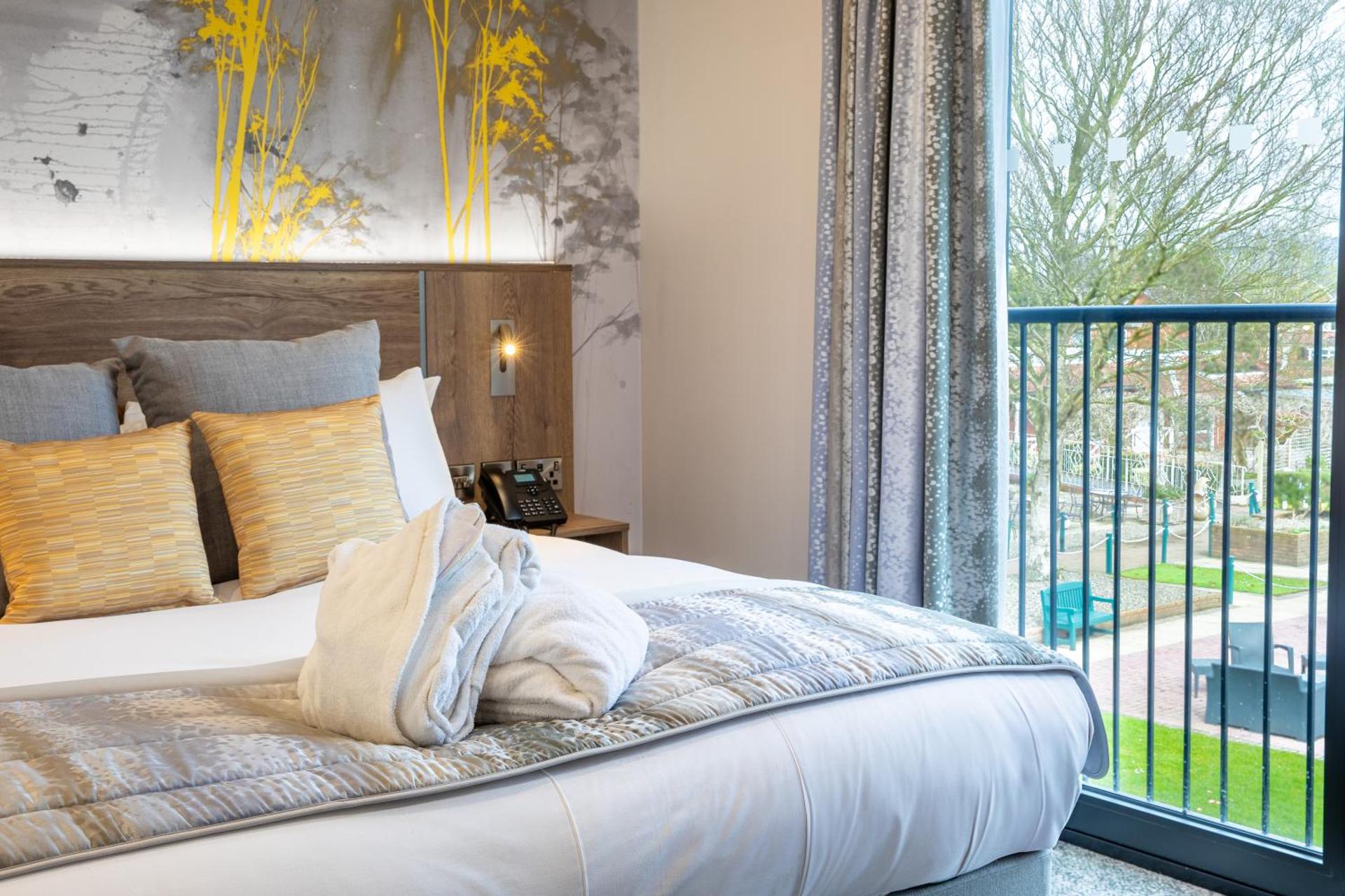 King Suite with Bath Tub in Room and Balcony - Garden View