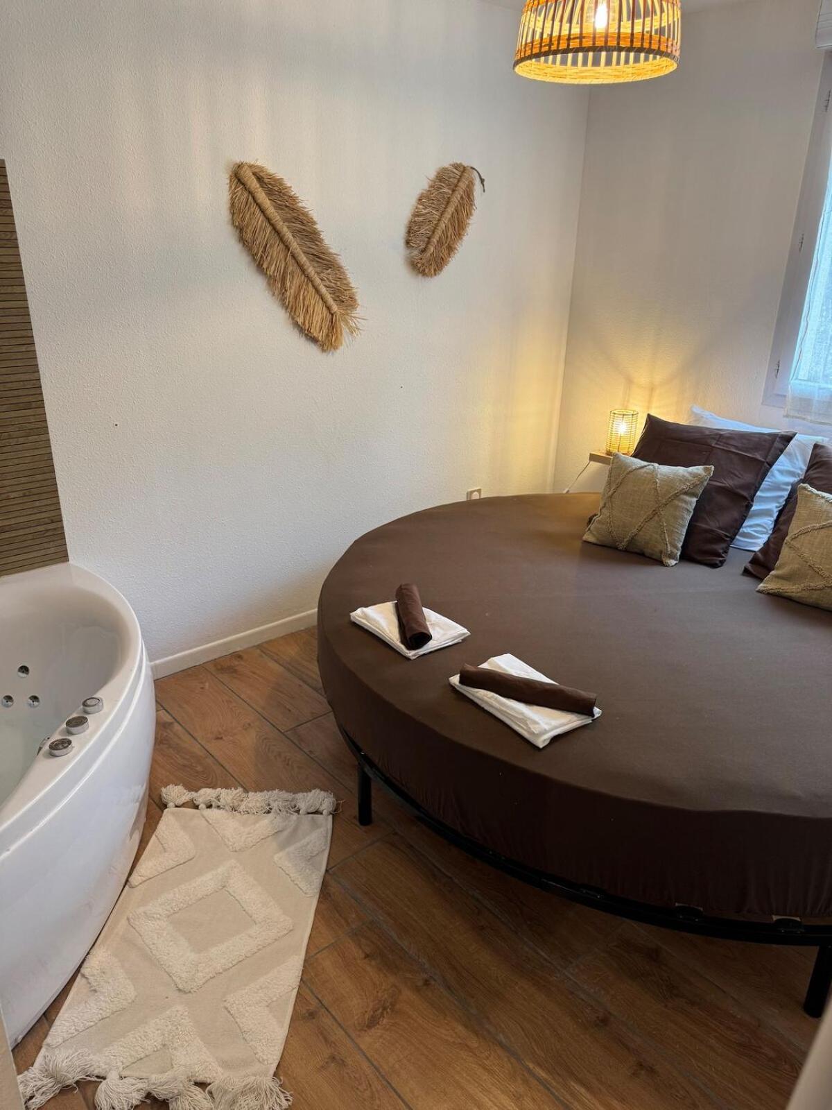 T2, Balneo, sauna, lit rond, jeux arcades, parking