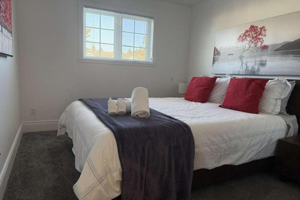 Chalet Saint-Sauveur with heated pool during Summer and Ski in Ski out!