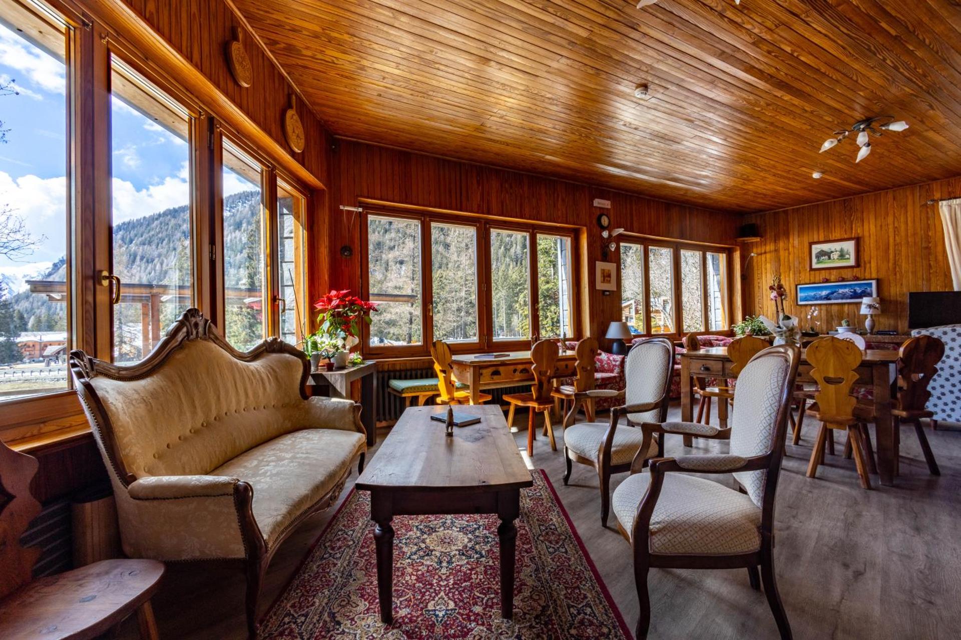 Communal lounge/ TV room