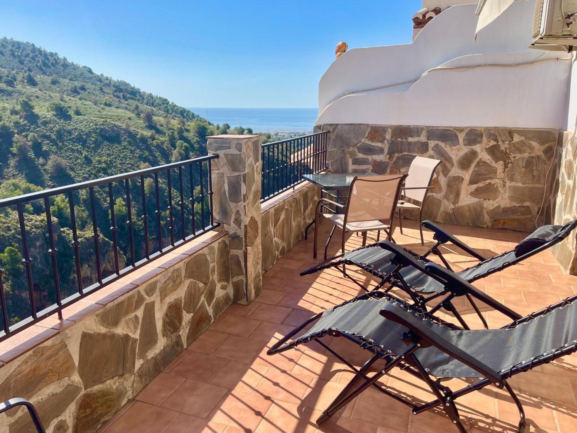 Apartamentos Axarquia , Frigiliana, terraza privada con vistas a la montaña rio y al mar