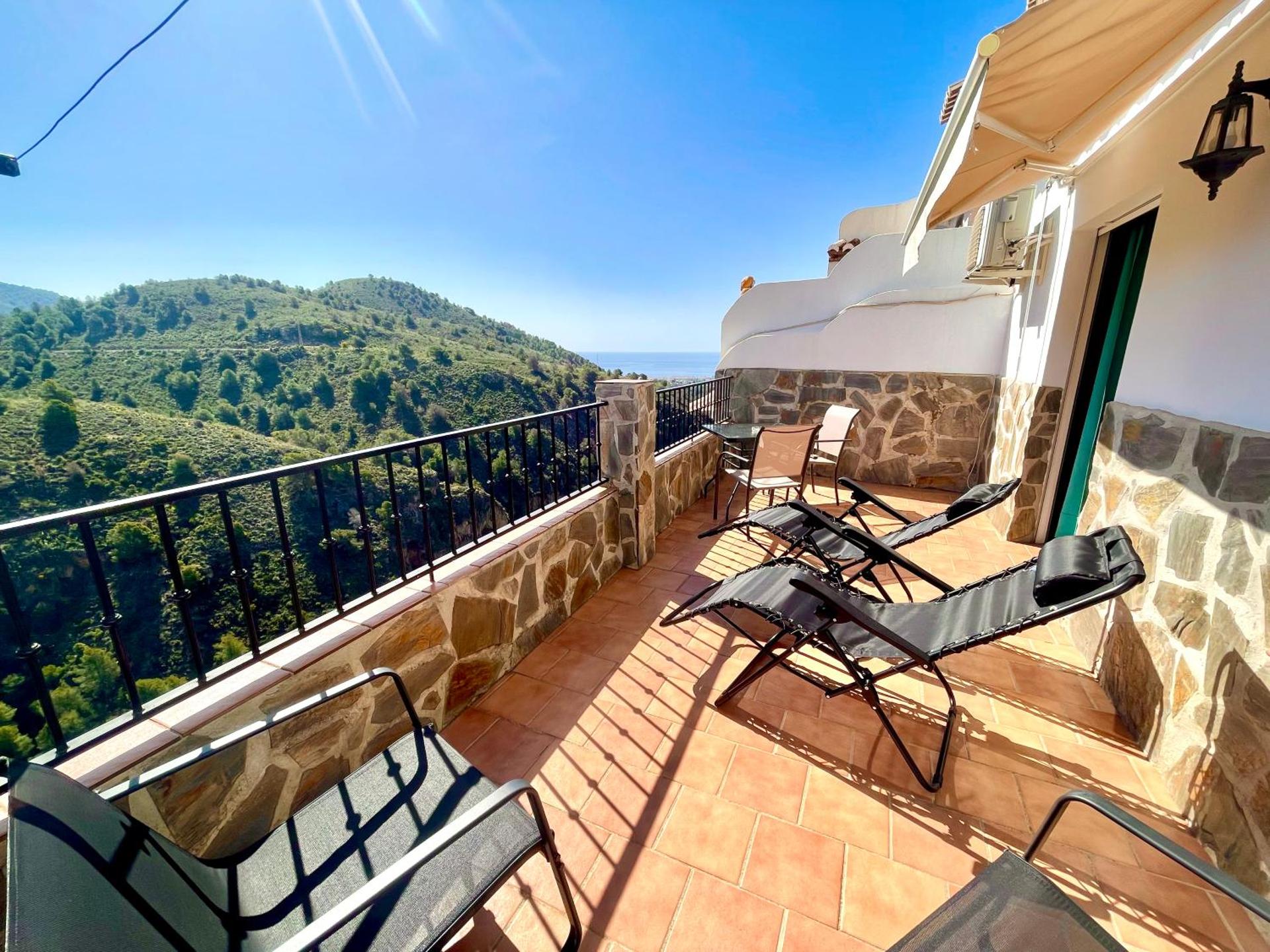 Apartamentos Axarquia , Frigiliana, terraza privada con vistas a la montaña rio y al mar