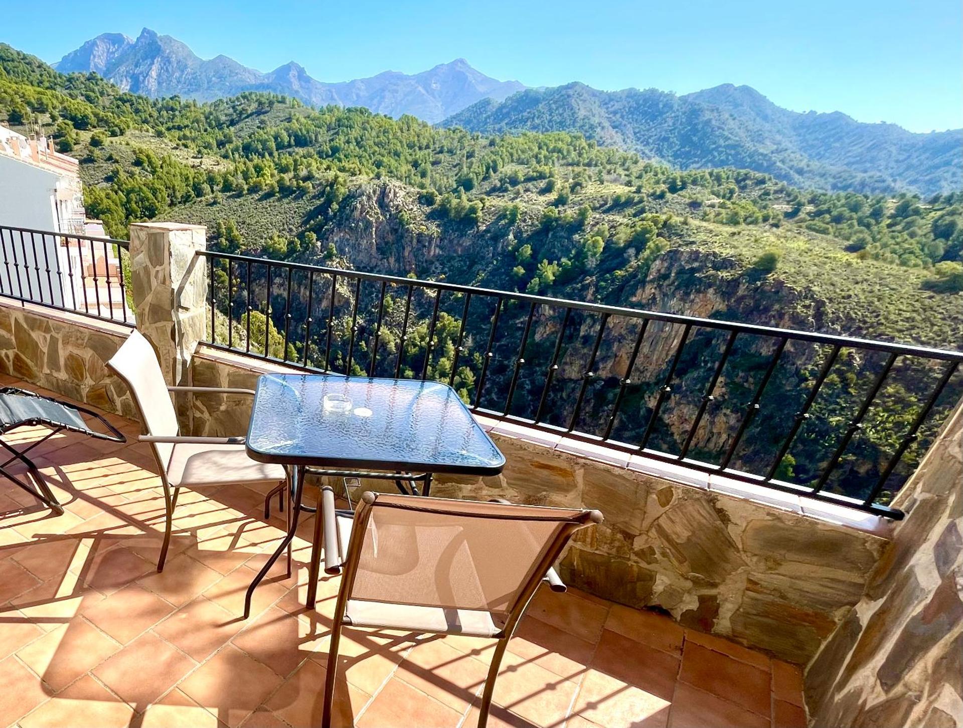 Apartamentos Axarquia , Frigiliana, terraza privada con vistas a la montaña rio y al mar