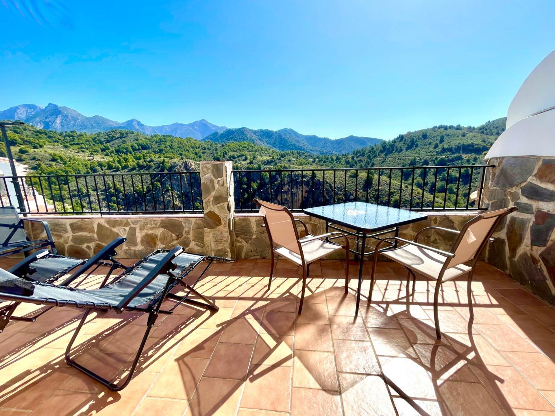 Apartamentos Axarquia , Frigiliana, terraza privada con vistas a la montaña rio y al mar