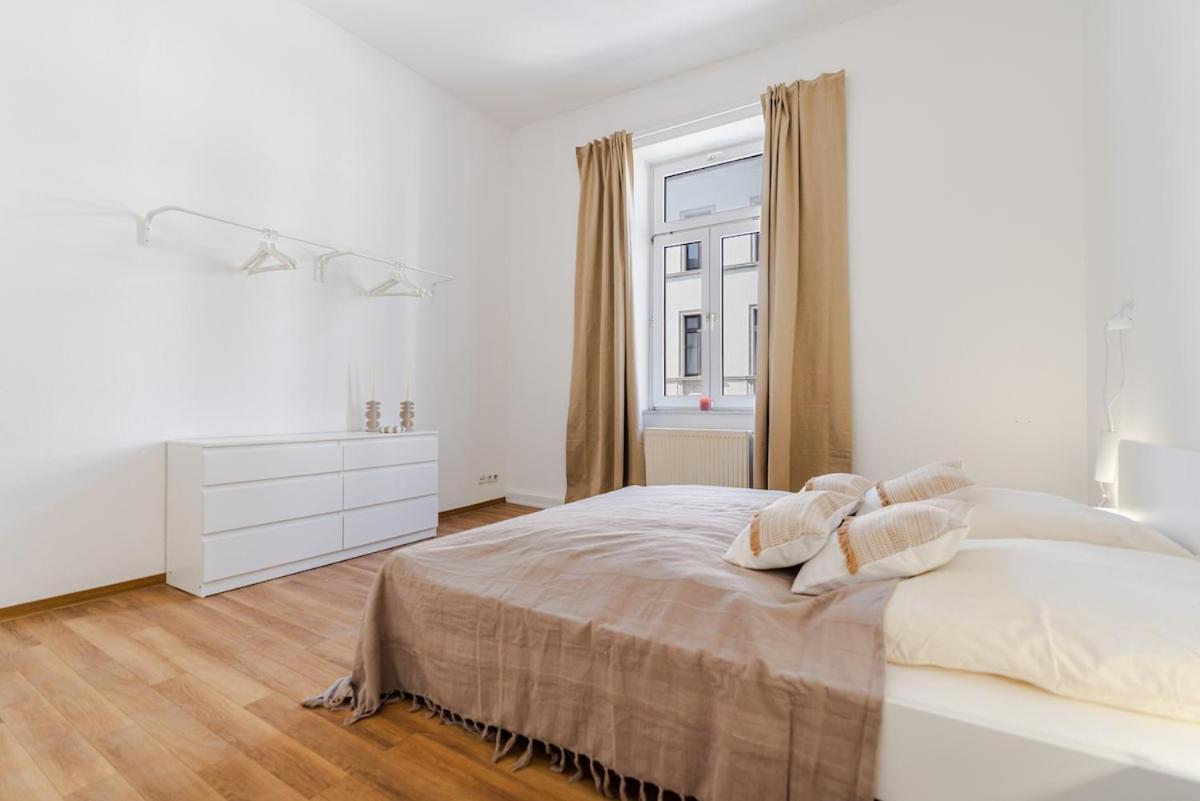 3 BR Apartment - ZENTRAL - GERÄUMIG - PARKHAUS - WIFI - KAFFEE - NETFLIX