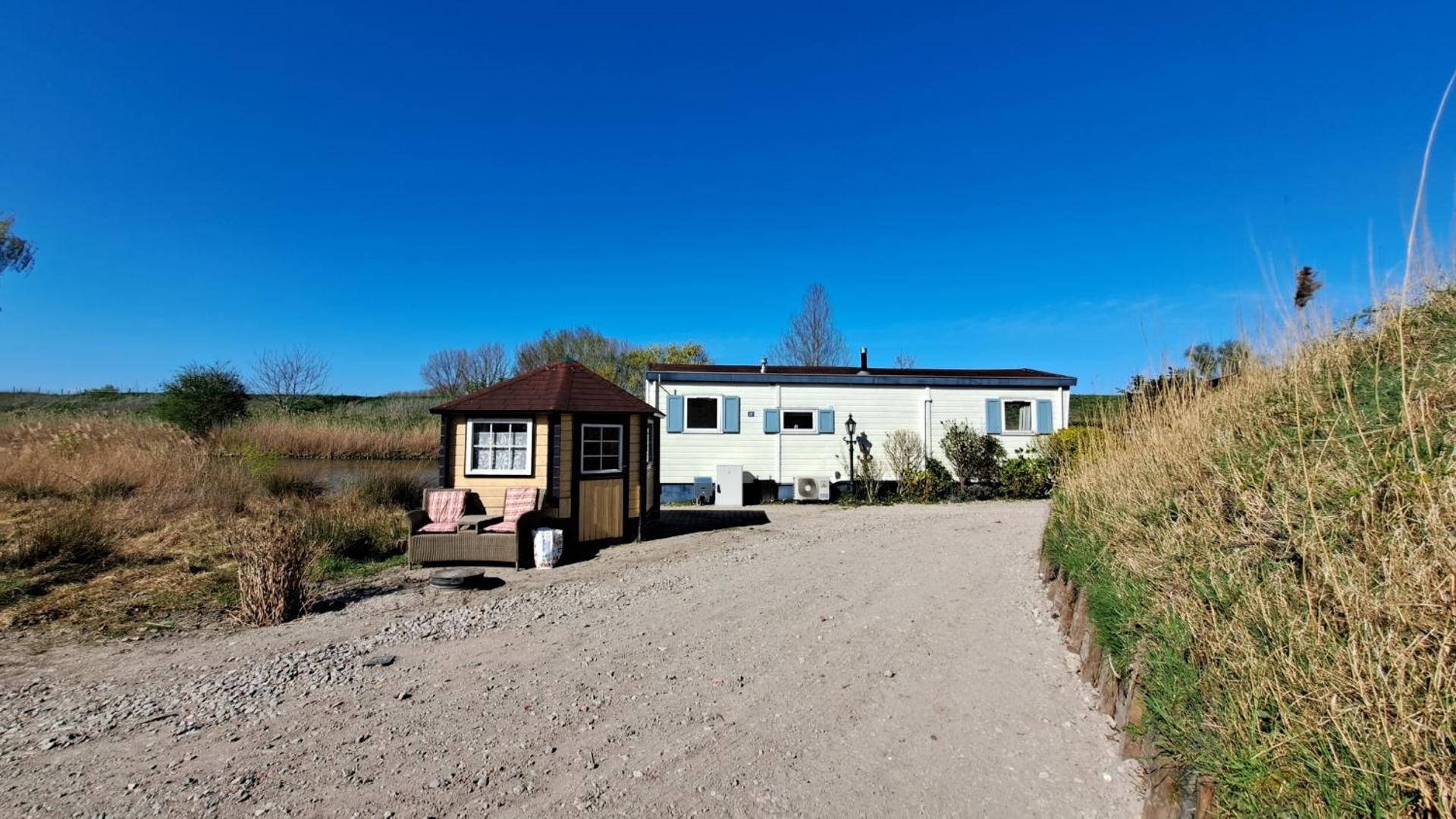 Waterlodge met waterfiets op monumentaal fort
