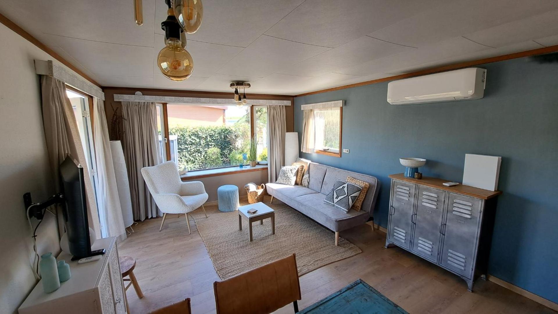 Waterlodge met waterfiets op monumentaal fort