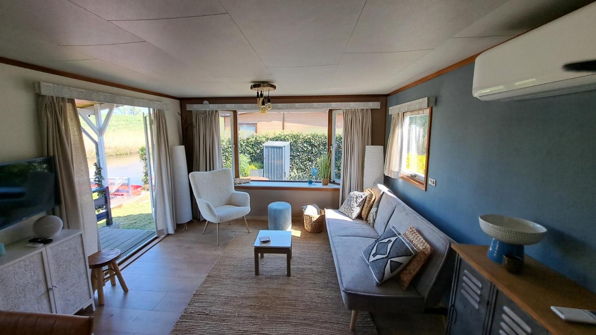 Waterlodge met waterfiets op monumentaal fort