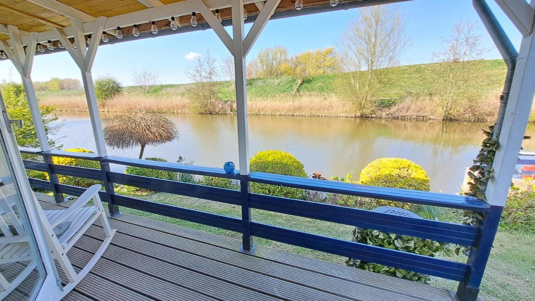 Waterlodge met waterfiets op monumentaal fort