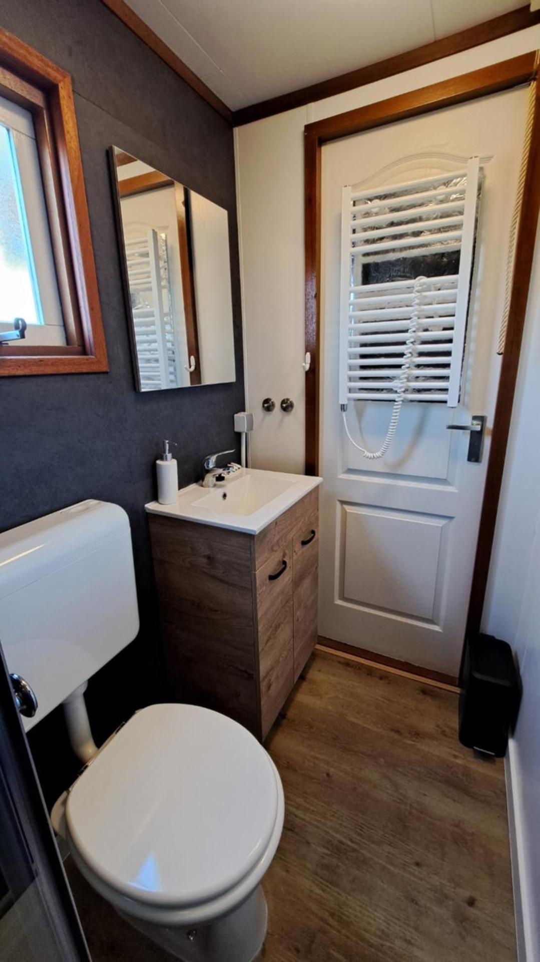 Waterlodge met waterfiets op monumentaal fort