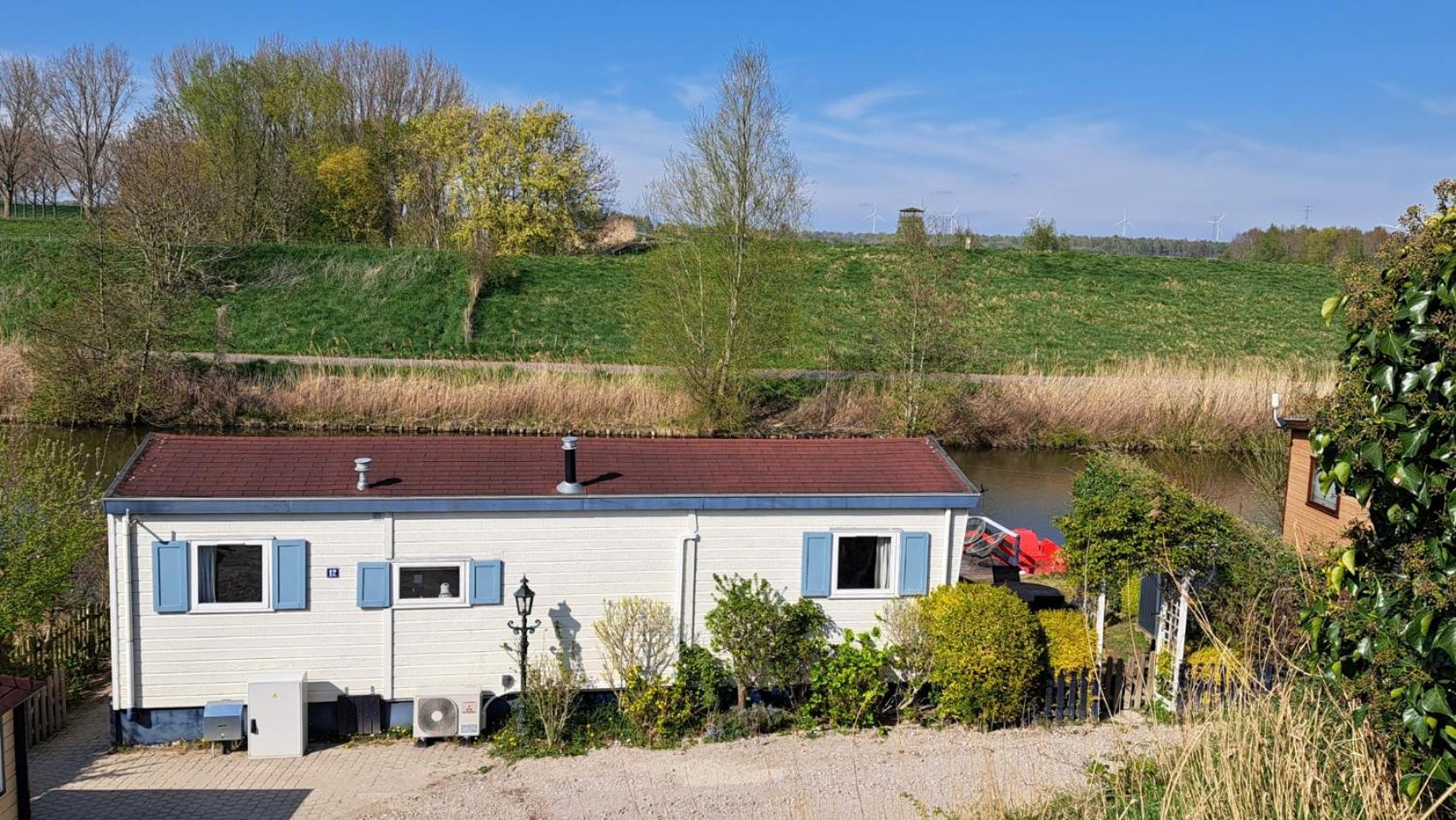 Waterlodge met waterfiets op monumentaal fort