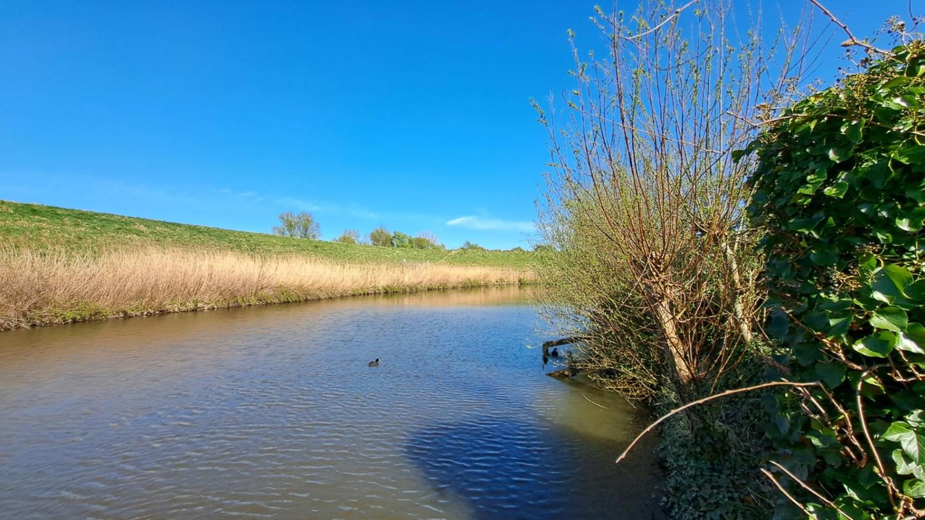 Waterlodge met waterfiets op monumentaal fort