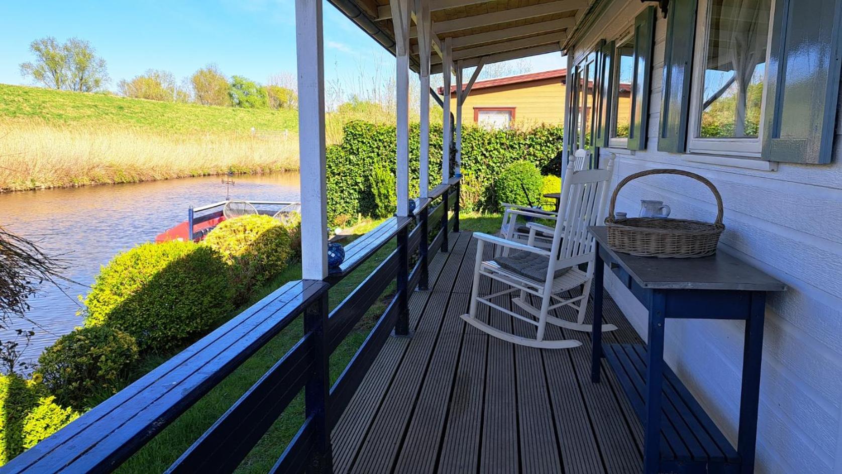 Waterlodge met waterfiets op monumentaal fort