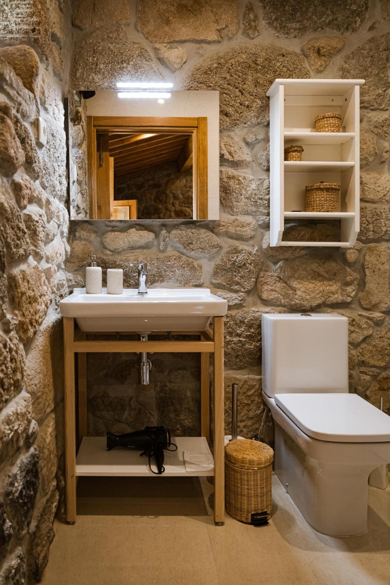 Quinta da Portela - Casa Visconde Arneiros - by RowdHouses