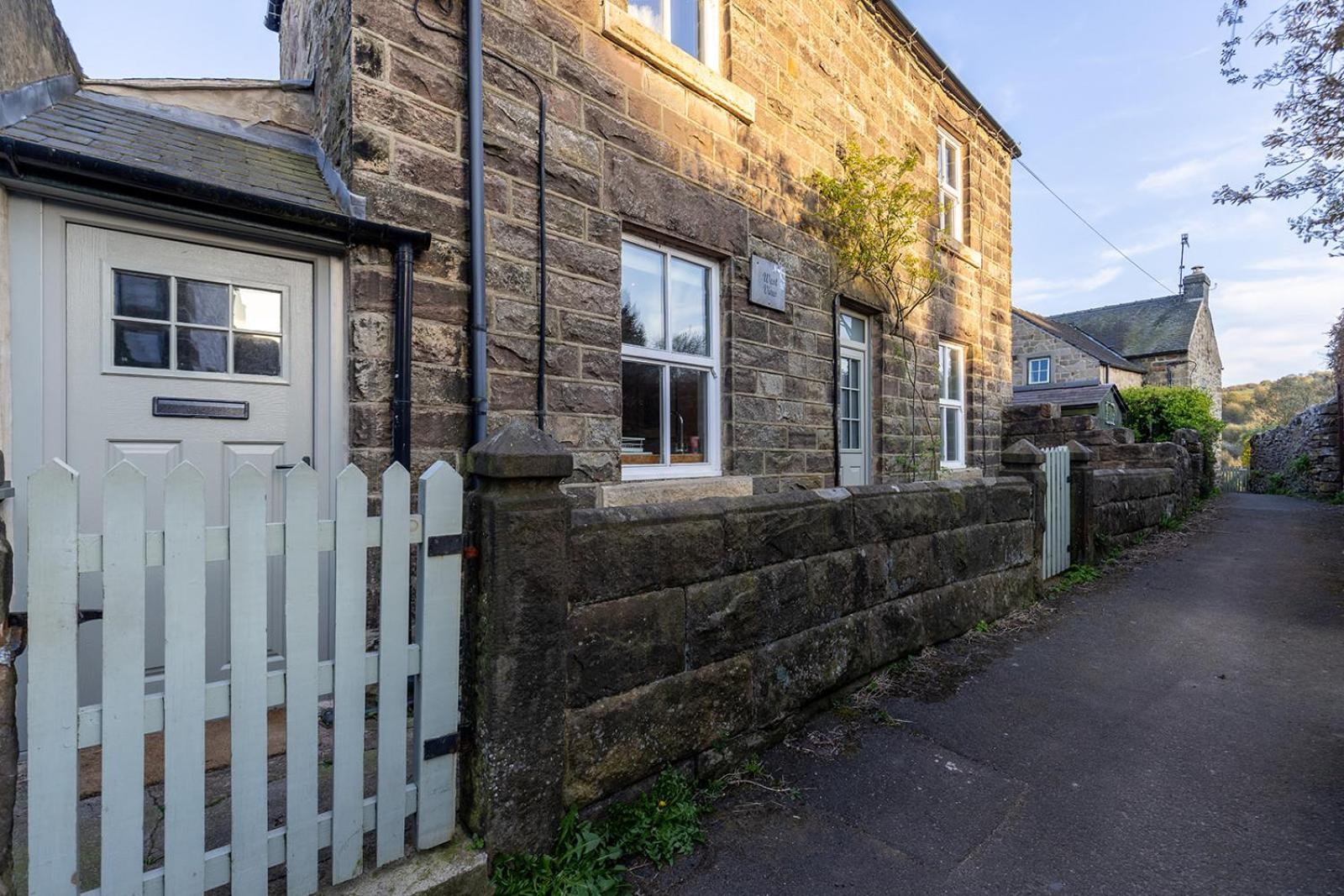 WEST VIEW COTTAGE - Charming Wensley Cottage in the Heart of Peaks