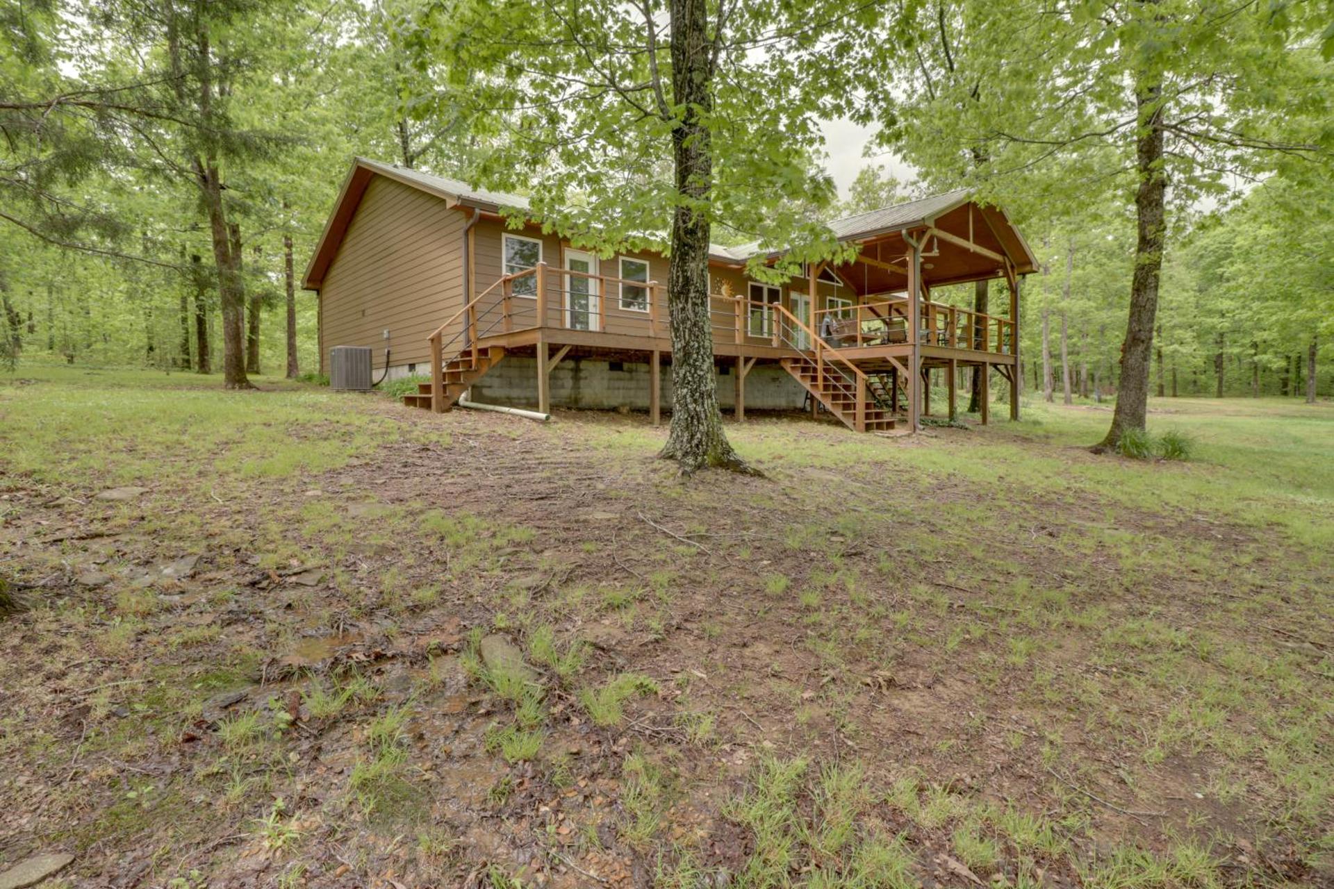 Bullfrog Bluff Mountain View Cabin with Deck!