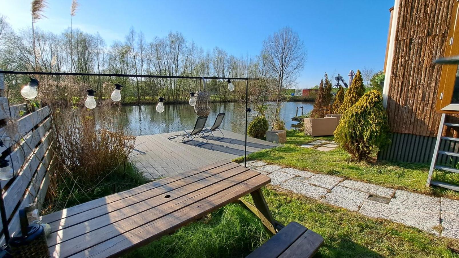 Het witte chalet aan het water van monumentaal fort