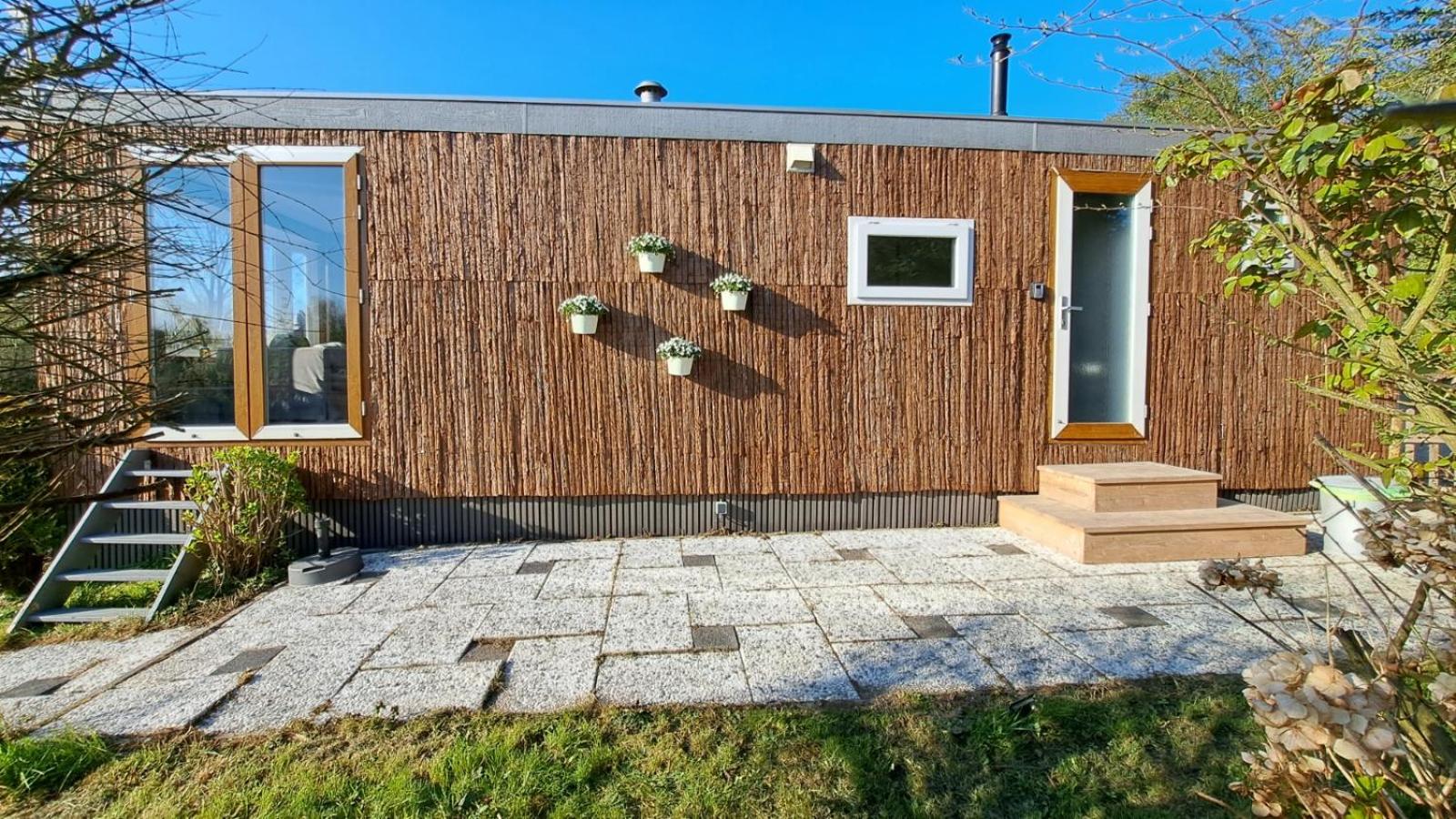 Het witte chalet aan het water van monumentaal fort