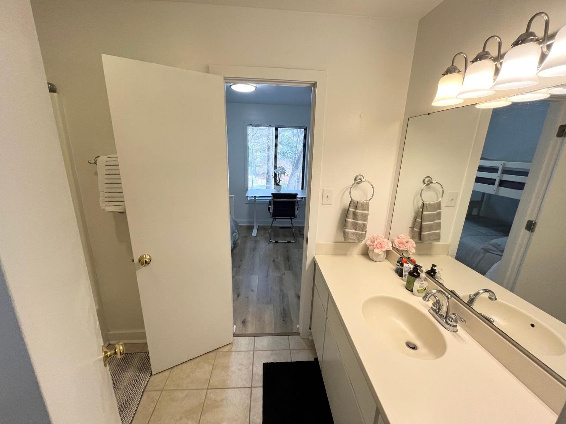 Spacious 2 bedroom house close to UNC