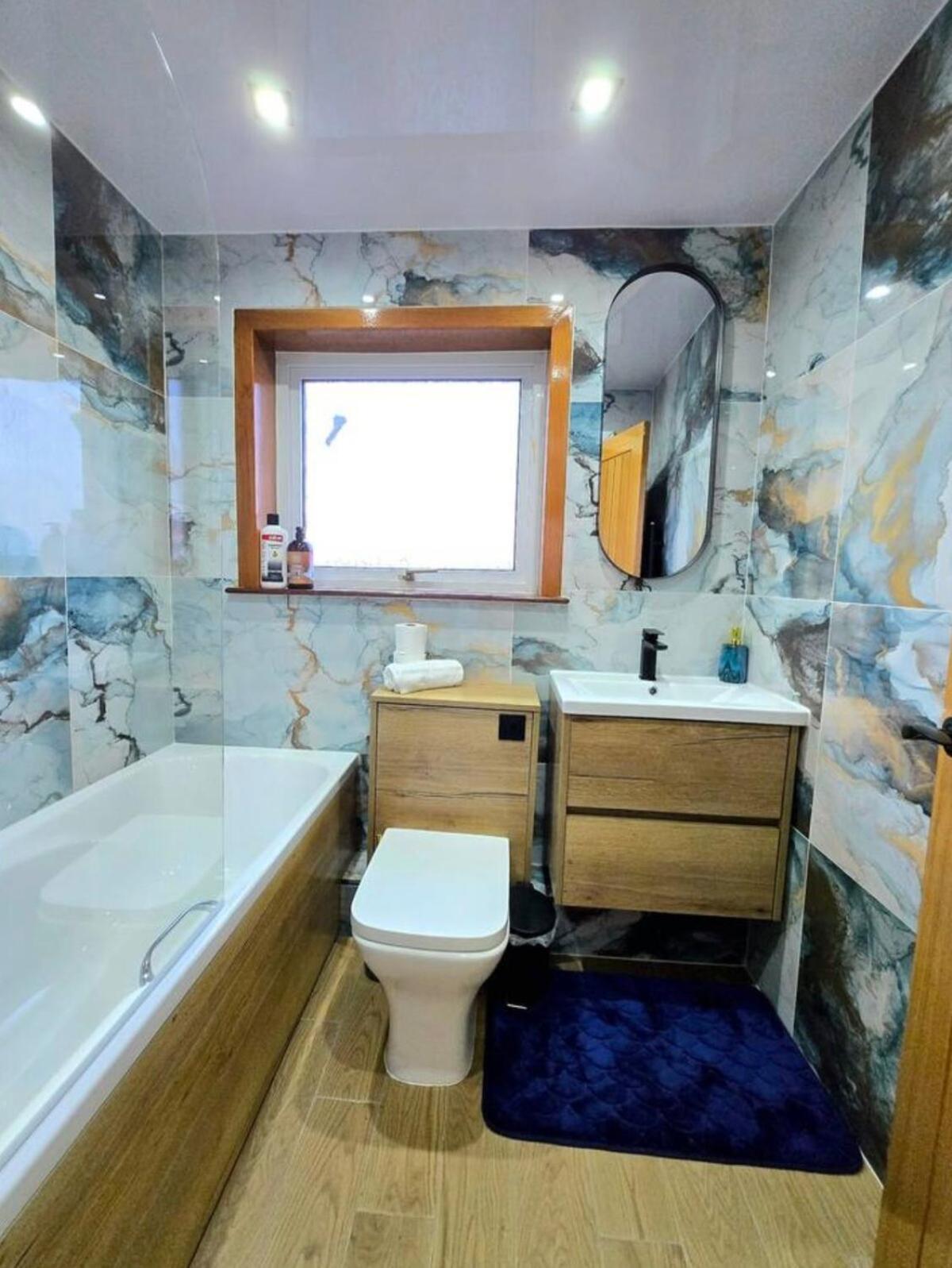 Super luxury 2 bedroom, full house sleep 5 with garden & parking close to airport