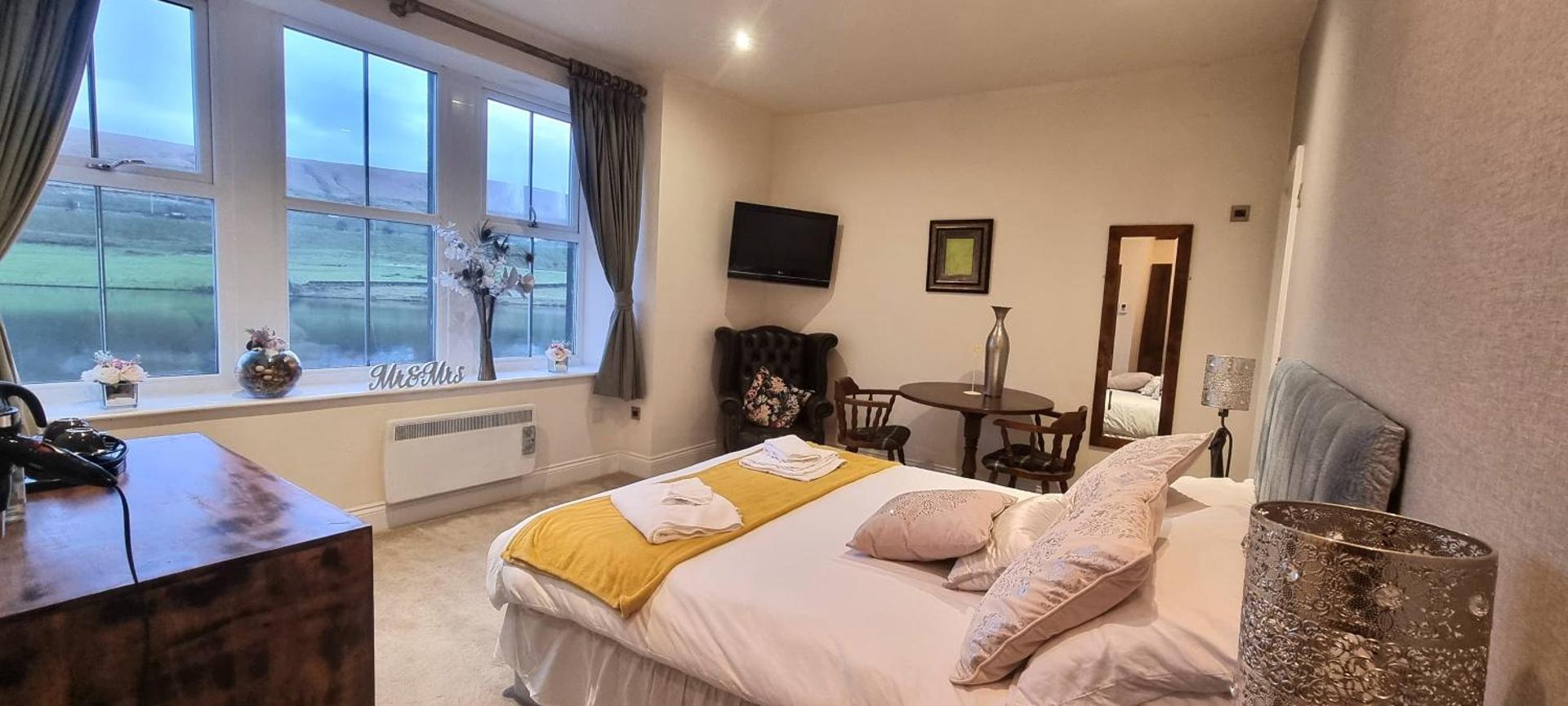 Turnpike by Maya Hotel & Restaurant