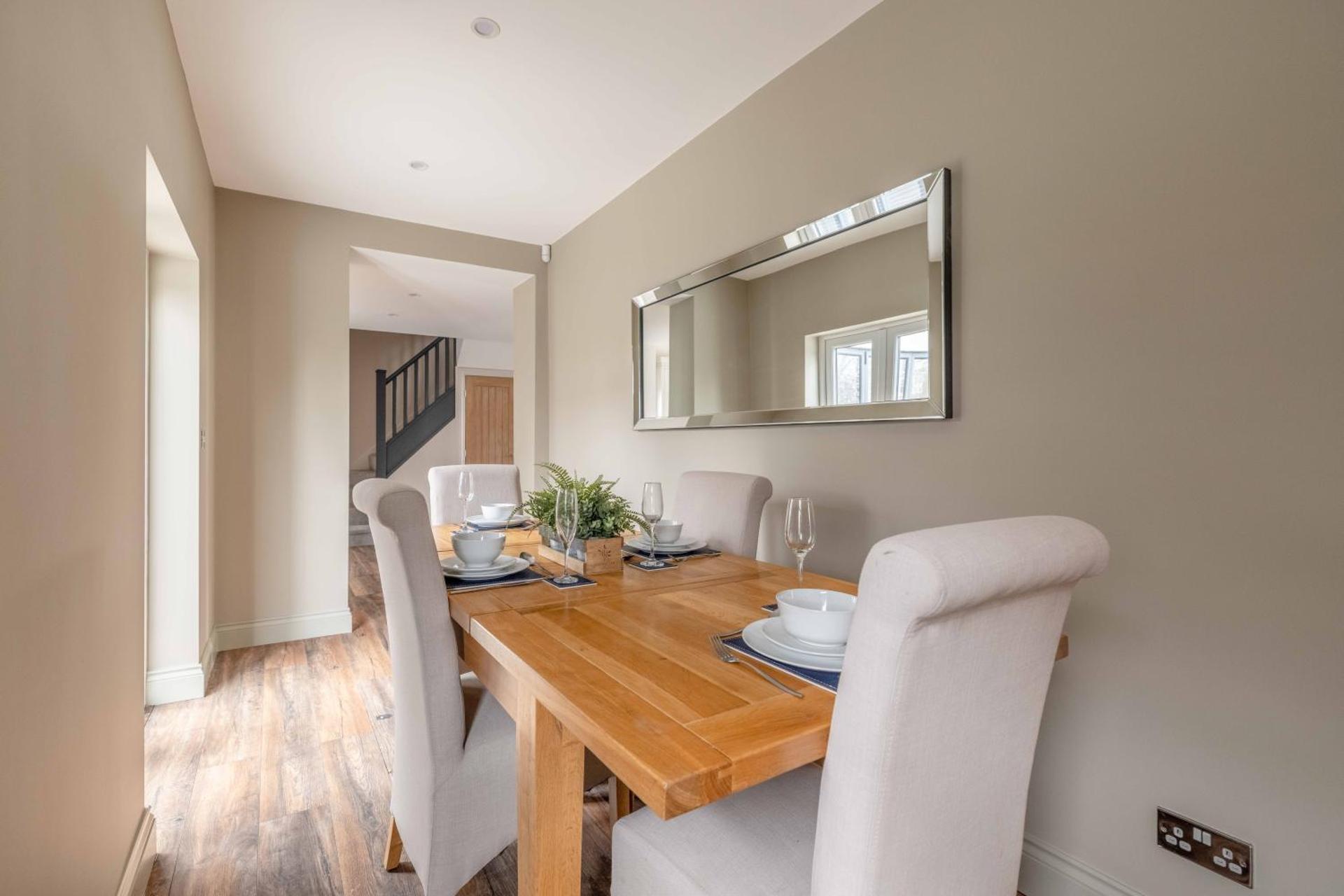 FAMILY FRIENDLY ESCAPE IN ETON, COUNTRYSIDE VIEWS with Hot Tub