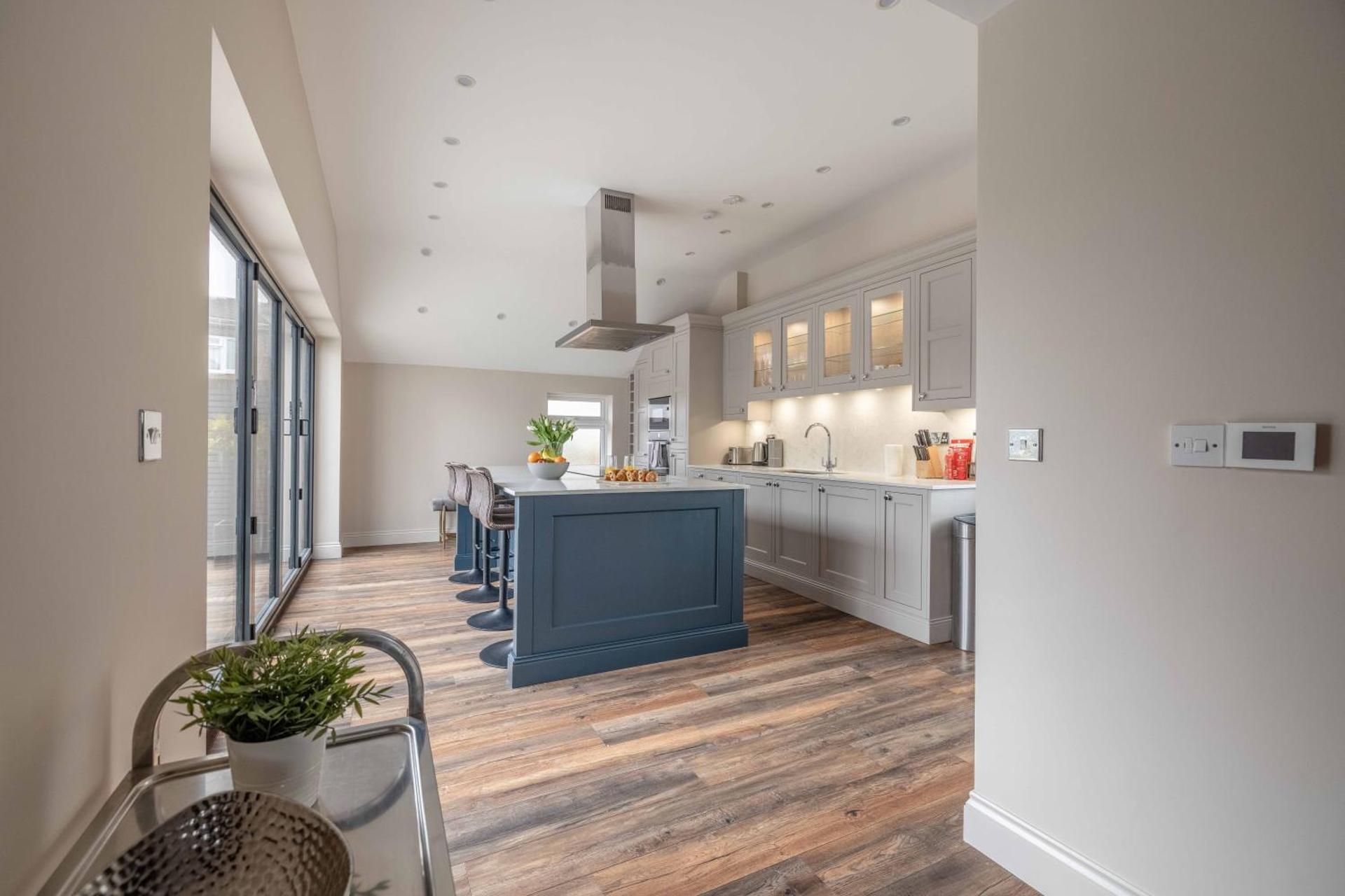 FAMILY FRIENDLY ESCAPE IN ETON, COUNTRYSIDE VIEWS with Hot Tub