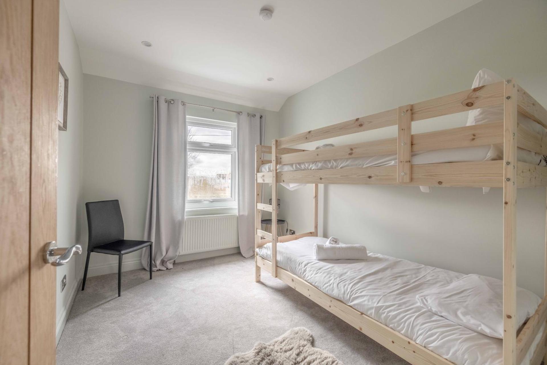 FAMILY FRIENDLY ESCAPE IN ETON, COUNTRYSIDE VIEWS with Hot Tub