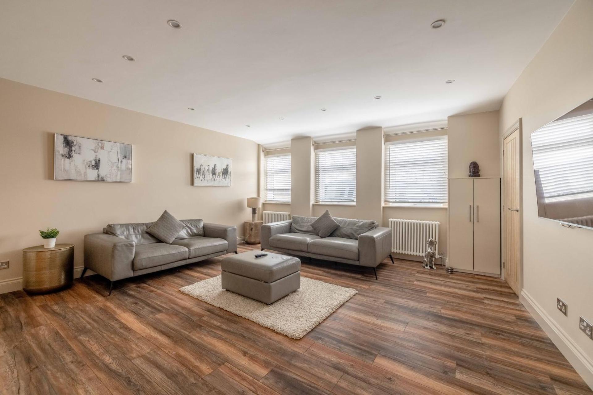 FAMILY FRIENDLY ESCAPE IN ETON, COUNTRYSIDE VIEWS with Hot Tub