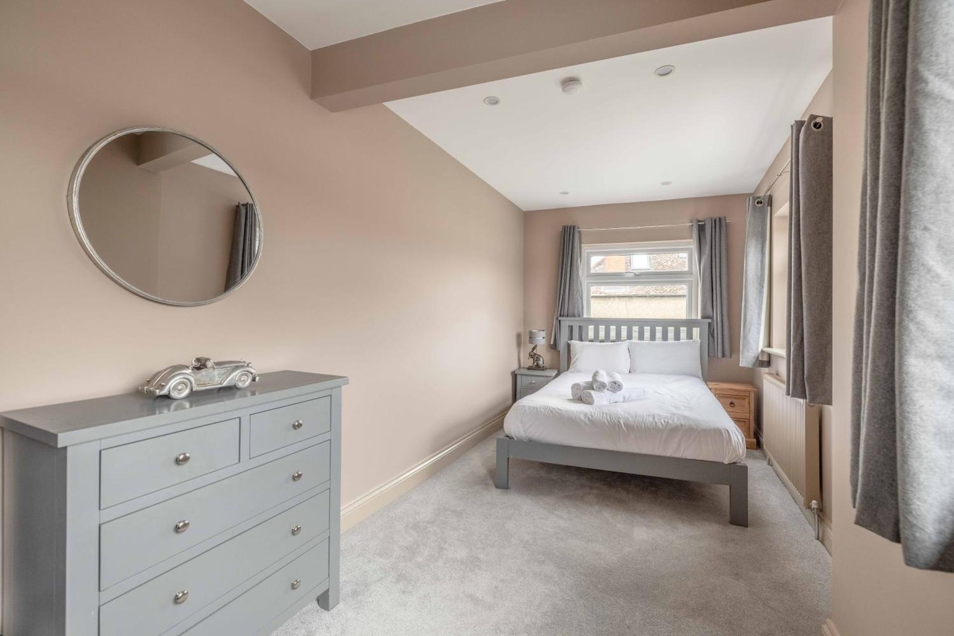 FAMILY FRIENDLY ESCAPE IN ETON, COUNTRYSIDE VIEWS with Hot Tub