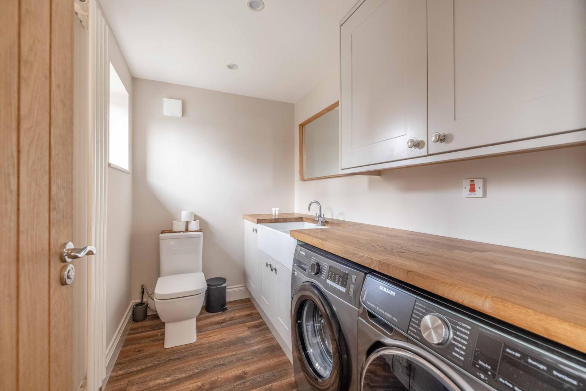 FAMILY FRIENDLY ESCAPE IN ETON, COUNTRYSIDE VIEWS with Hot Tub