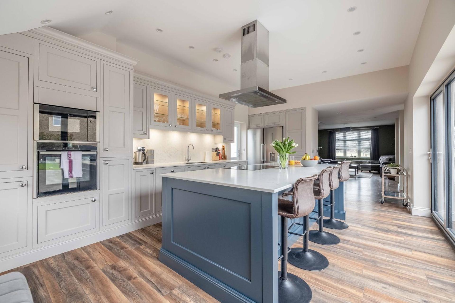 FAMILY FRIENDLY ESCAPE IN ETON, COUNTRYSIDE VIEWS with Hot Tub