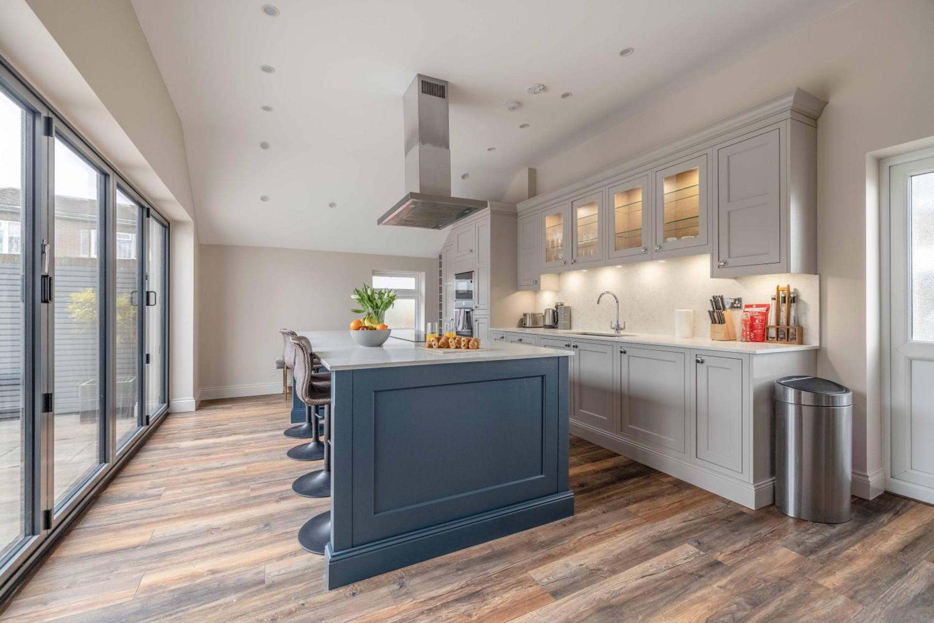 FAMILY FRIENDLY ESCAPE IN ETON, COUNTRYSIDE VIEWS with Hot Tub