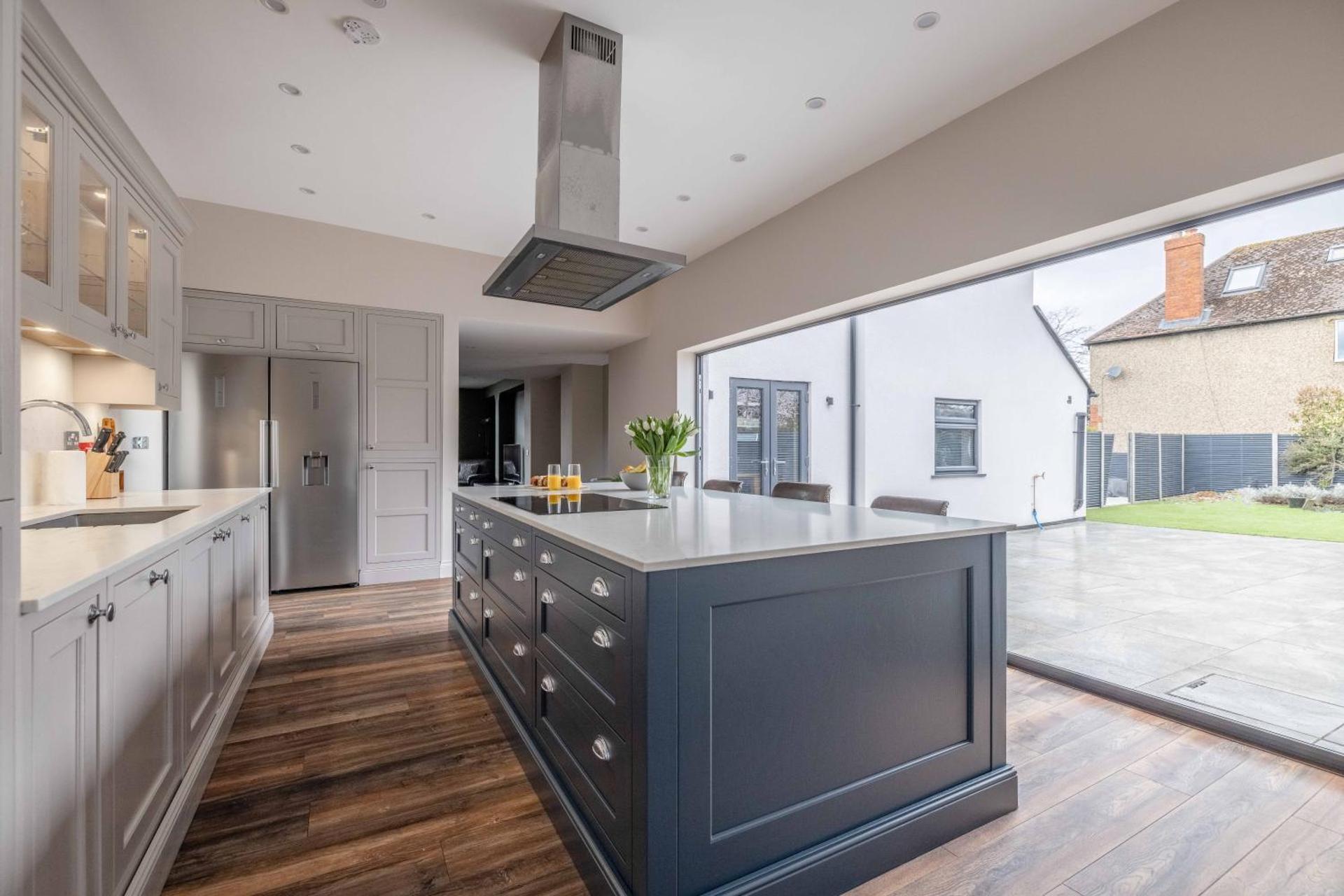 FAMILY FRIENDLY ESCAPE IN ETON, COUNTRYSIDE VIEWS with Hot Tub