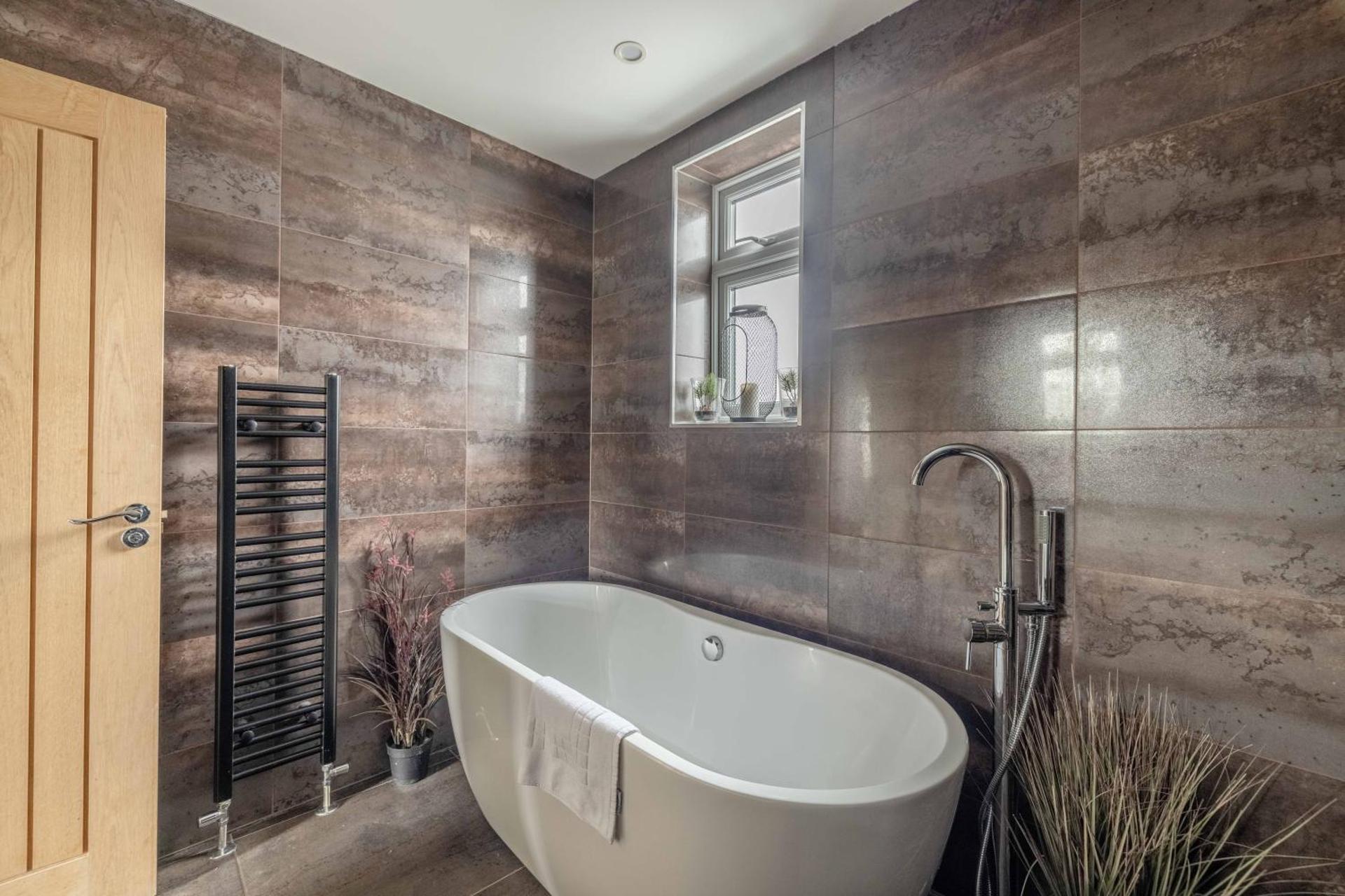 FAMILY FRIENDLY ESCAPE IN ETON, COUNTRYSIDE VIEWS with Hot Tub