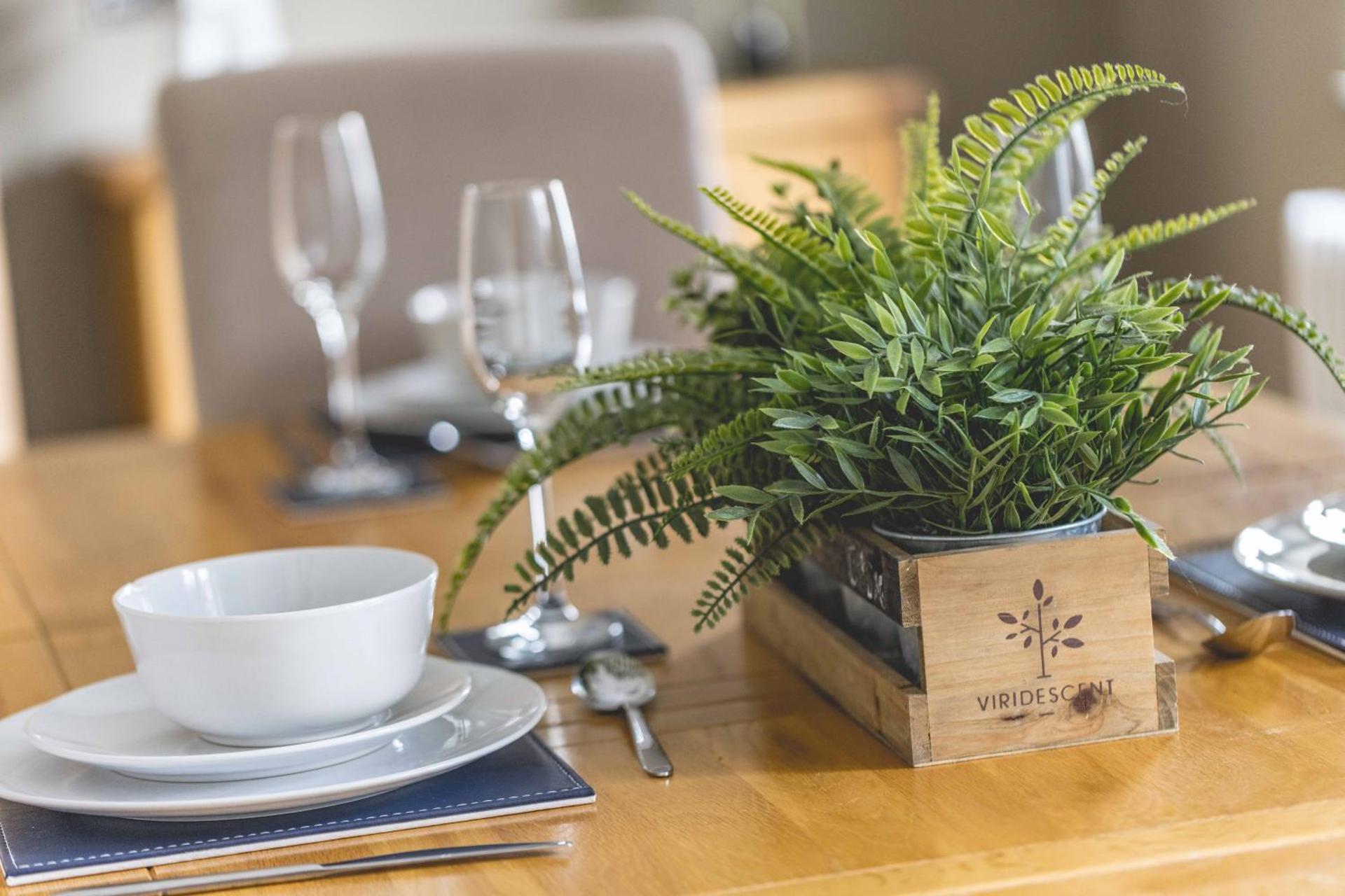 FAMILY FRIENDLY ESCAPE IN ETON, COUNTRYSIDE VIEWS with Hot Tub