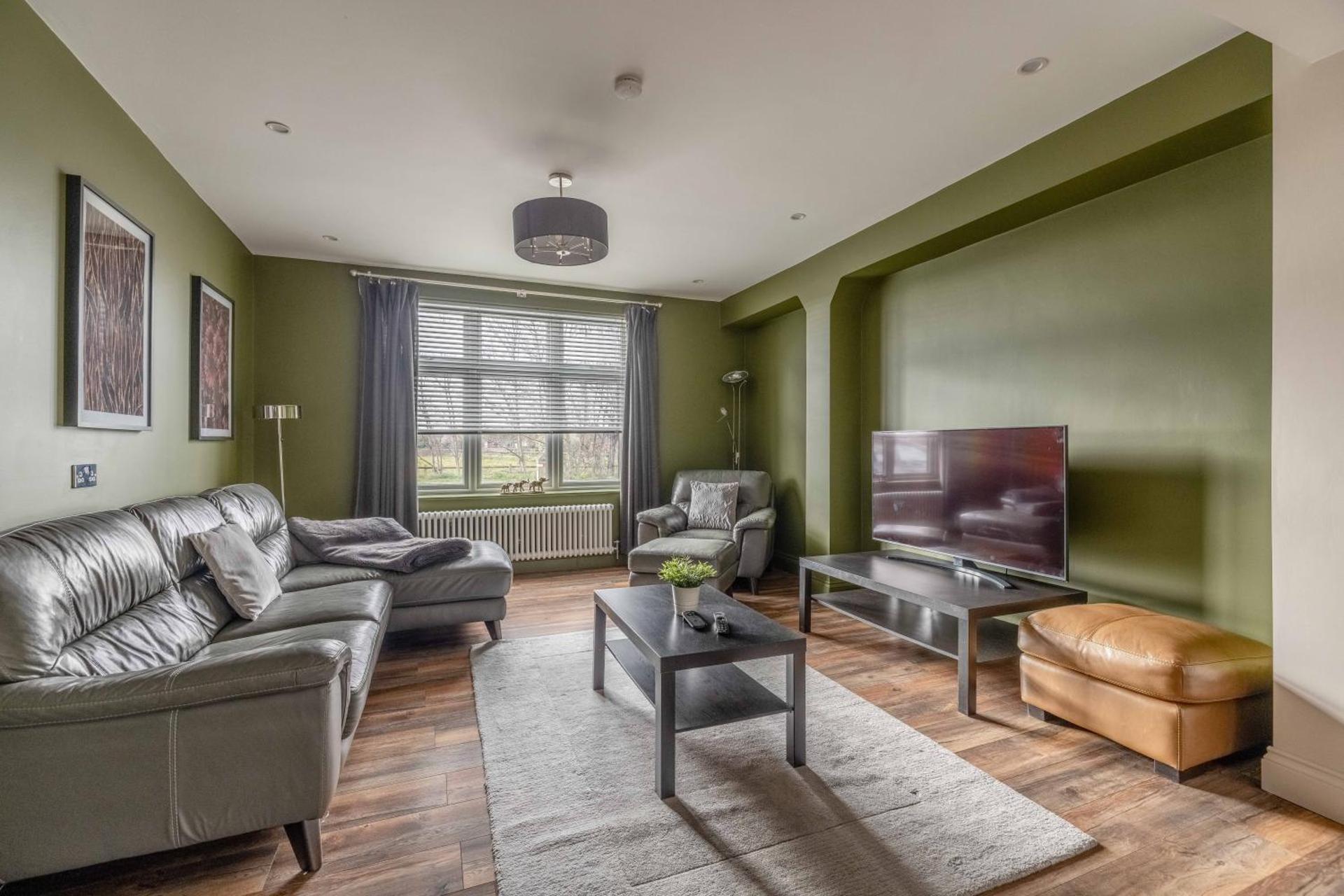 FAMILY FRIENDLY ESCAPE IN ETON, COUNTRYSIDE VIEWS with Hot Tub