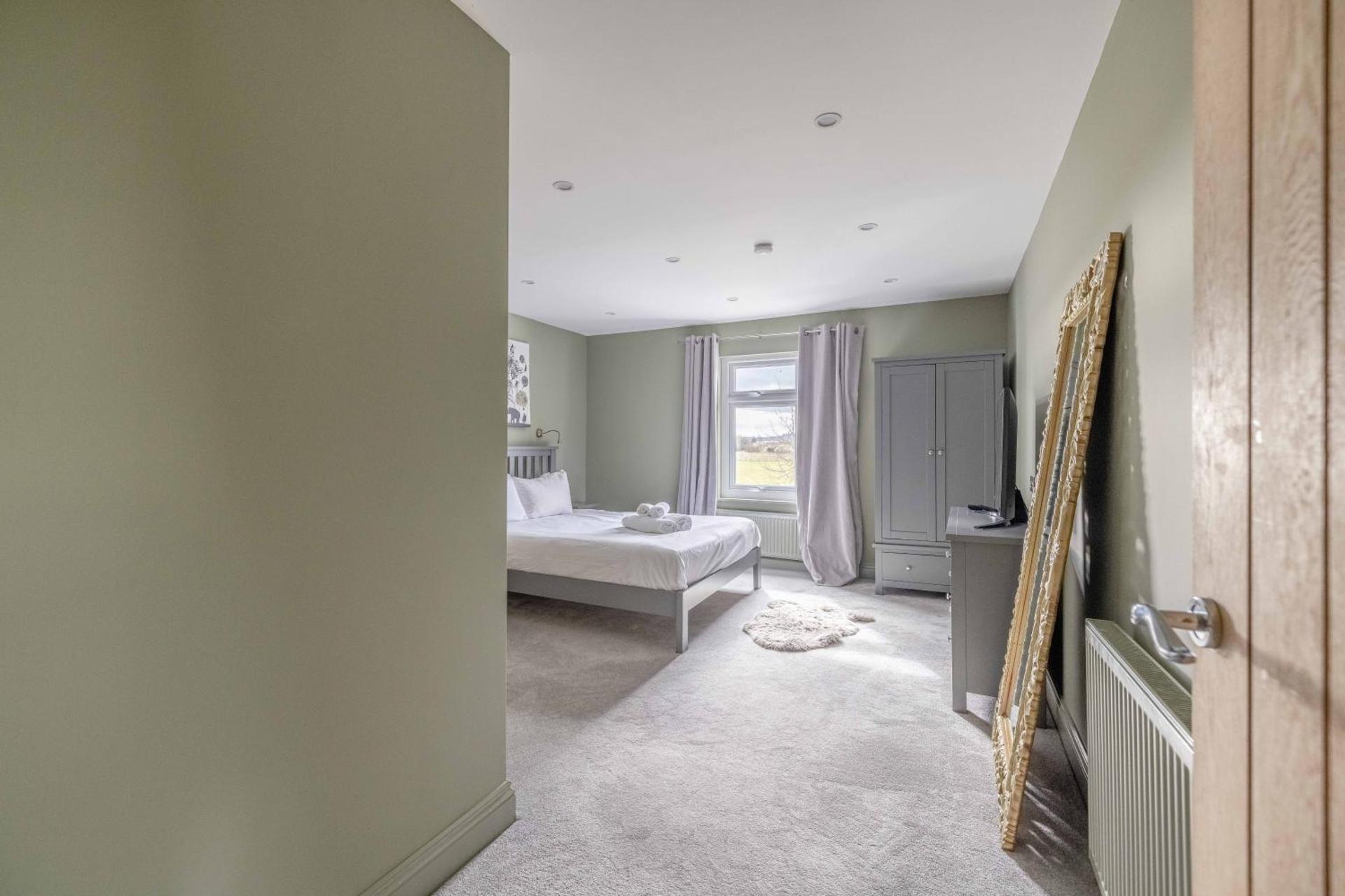 FAMILY FRIENDLY ESCAPE IN ETON, COUNTRYSIDE VIEWS with Hot Tub