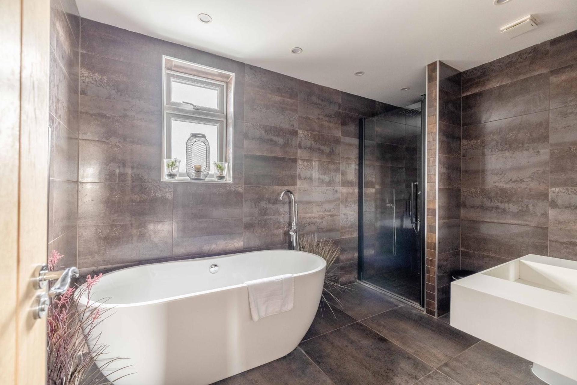 FAMILY FRIENDLY ESCAPE IN ETON, COUNTRYSIDE VIEWS with Hot Tub