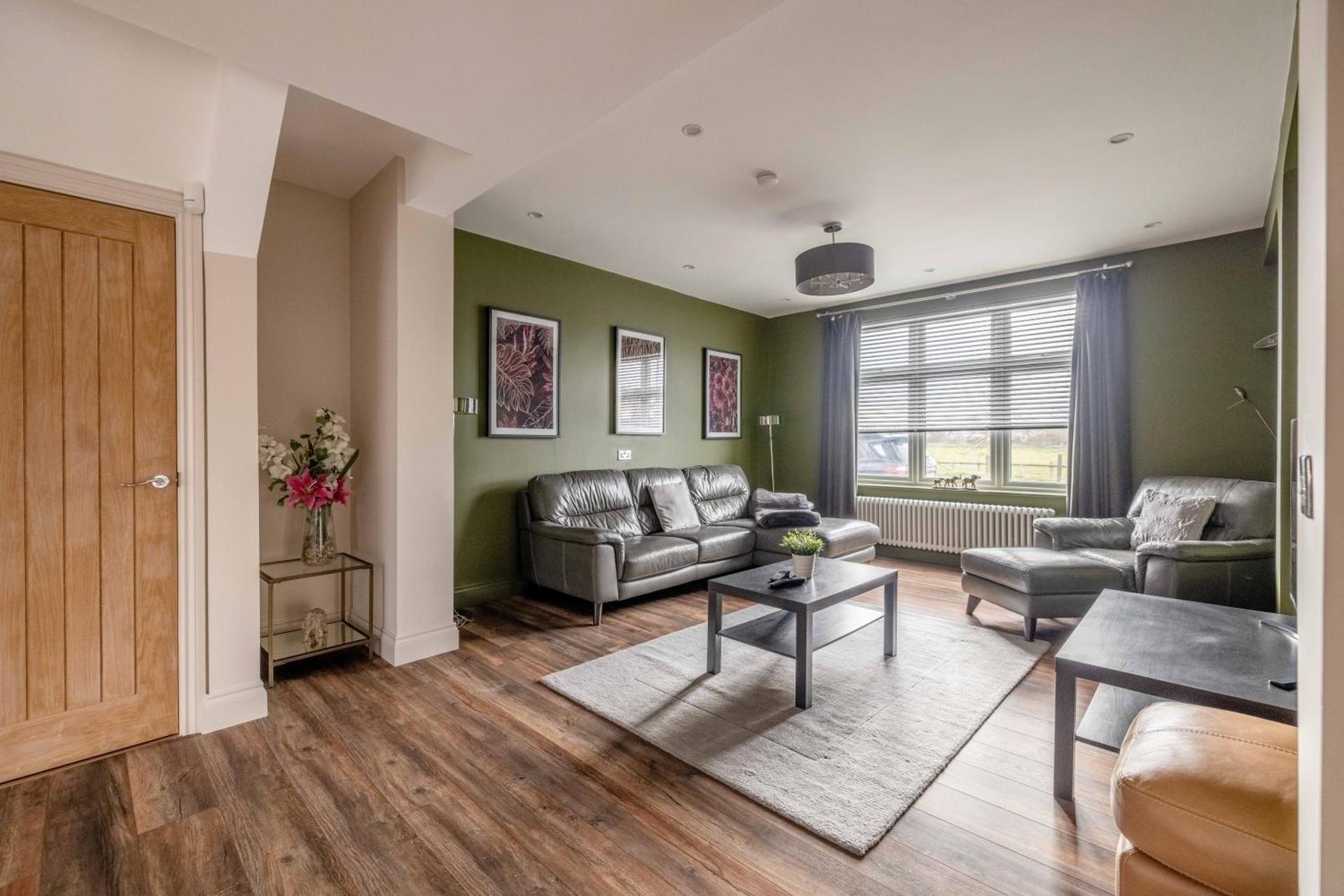 FAMILY FRIENDLY ESCAPE IN ETON, COUNTRYSIDE VIEWS with Hot Tub