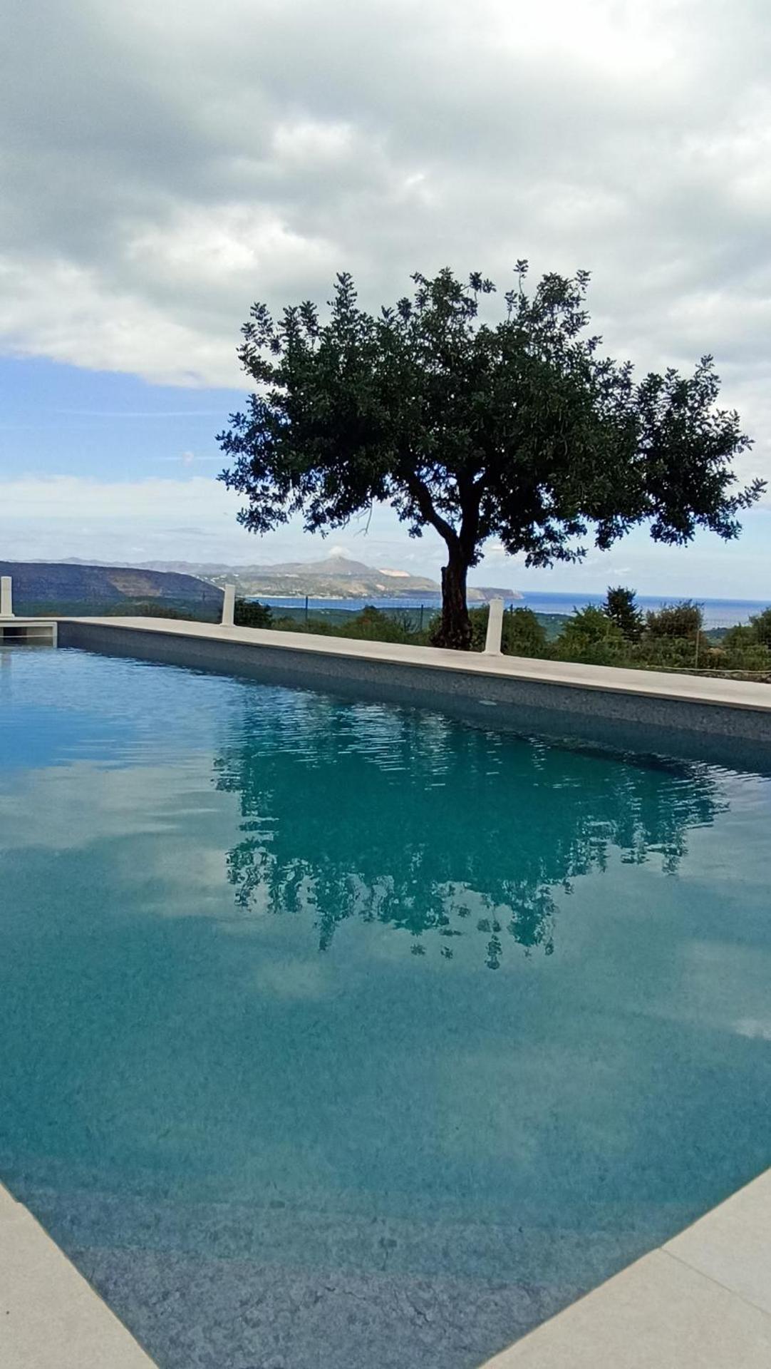 Stone villa Halepa panoramic view, private pool,big garden & quiet