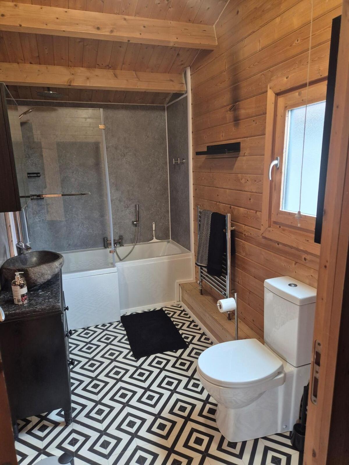 Chalet close to Heathrow T5, Windsor Castle, Legoland, Thorpe Park, with off road parking, free Wifi, private garden, spacious & fully equipped, cozy wood burner & comfy sofa, ideal for exploring London with trains to Waterloo, a beautiful unique retreat