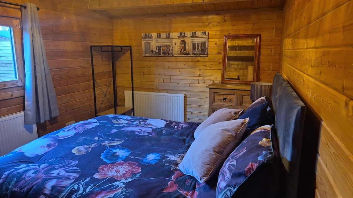 Chalet close to Heathrow T5, Windsor Castle, Legoland, Thorpe Park, with off road parking, free Wifi, private garden, spacious & fully equipped, cozy wood burner & comfy sofa, ideal for exploring London with trains to Waterloo, a beautiful unique retreat