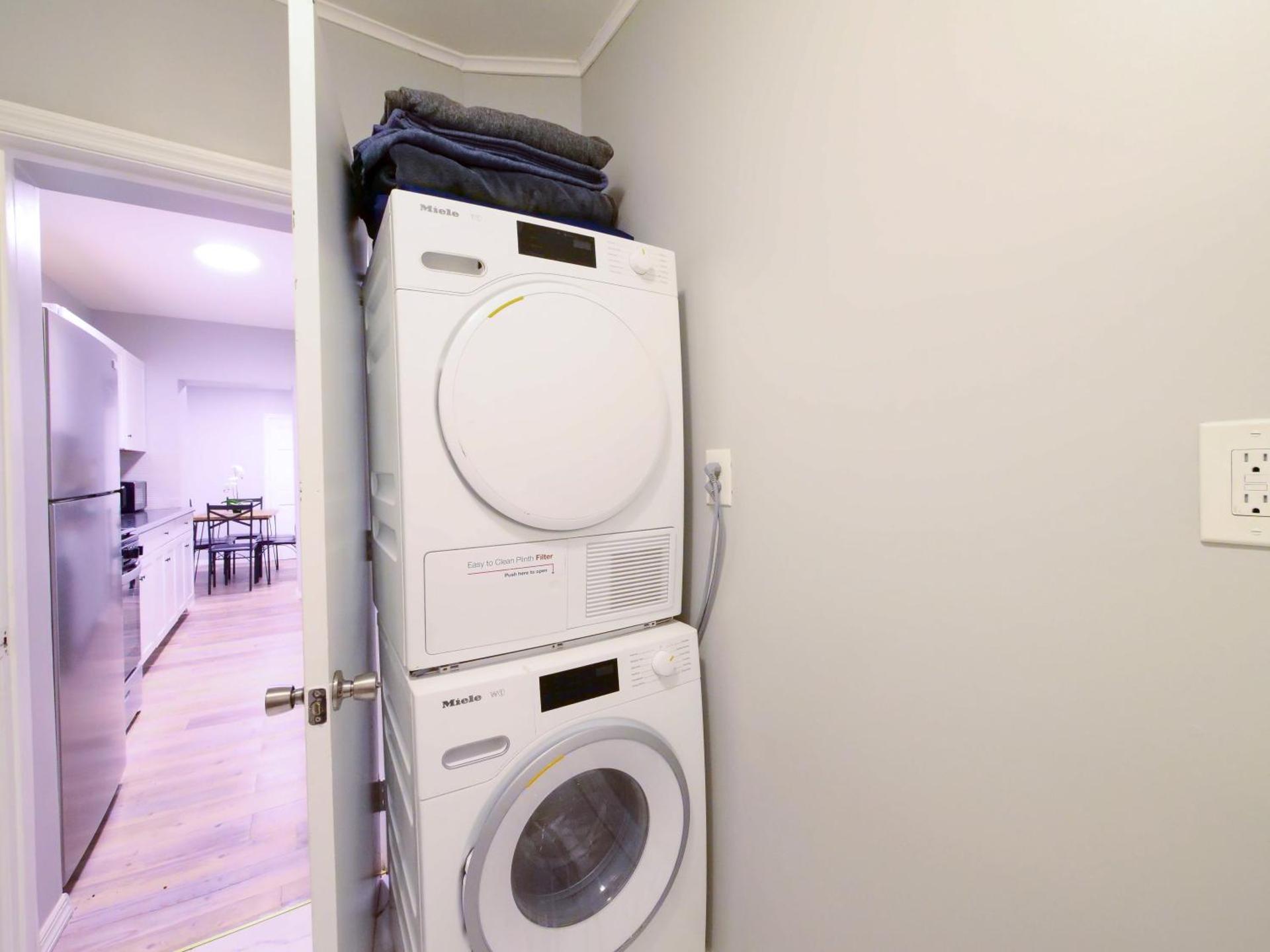 Modern comfort-2BR haven mins to NYC