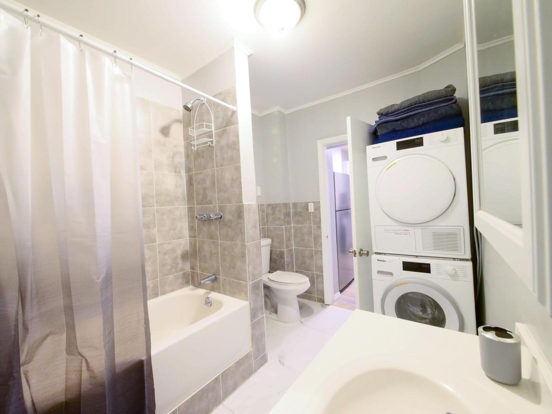 Modern comfort-2BR haven mins to NYC