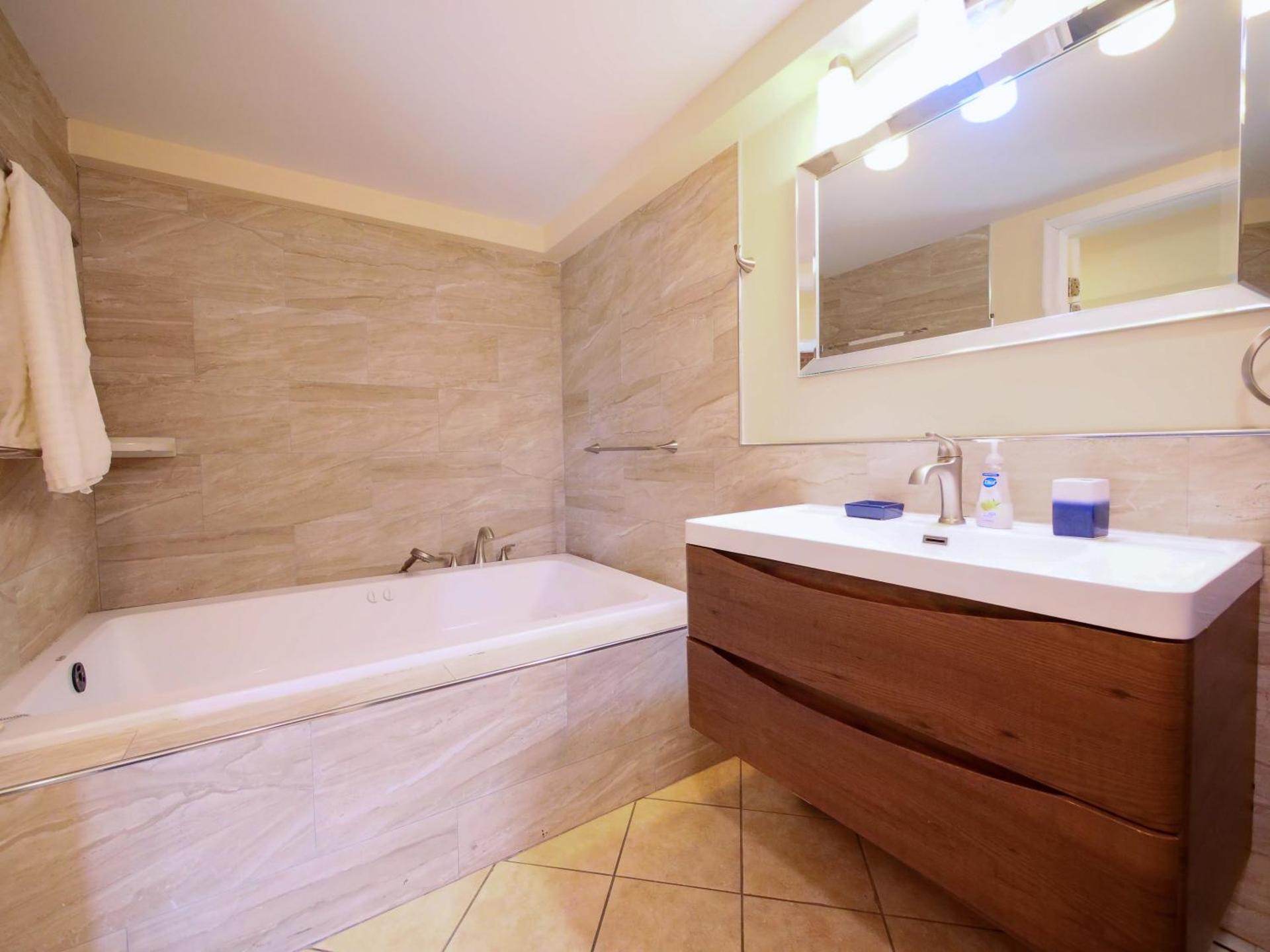 Stylish 3 bed, minutes to NYC!