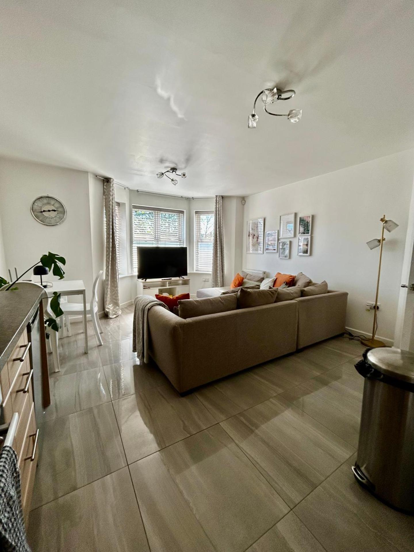 Modern 2 Bed Apartment With Free Parking And Netflix