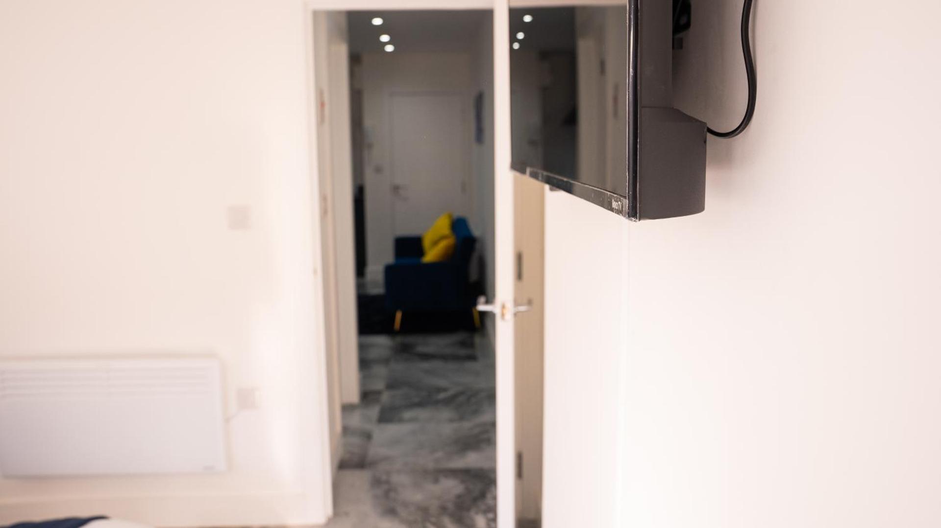 Prestige Stays Cardiff Modern 1-Bedroom Apartment near City Centre Wi-Fi & Lockbox Check-In